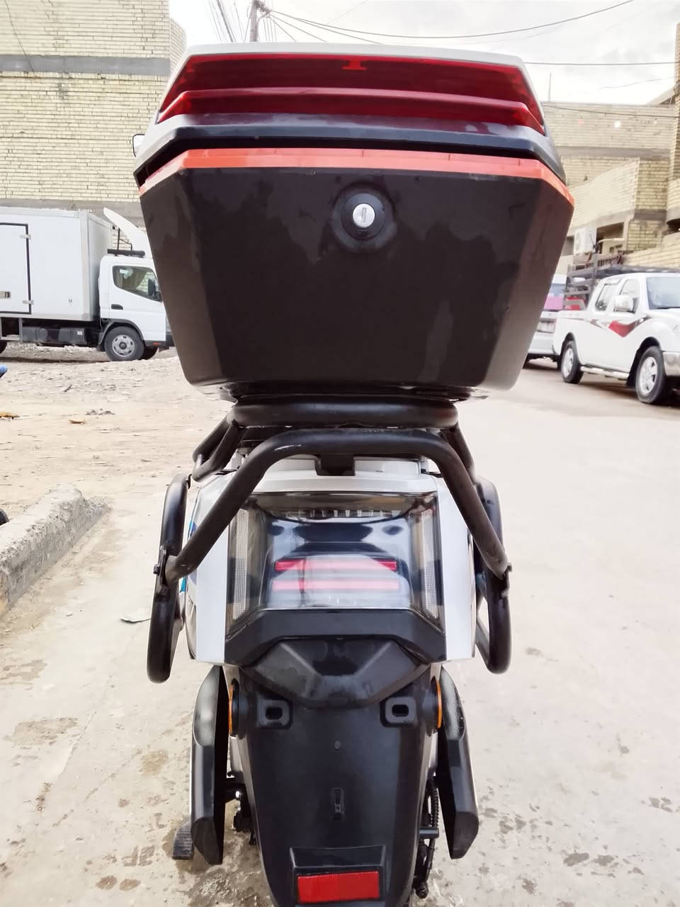 سلام عليكم دراجه شحن  للبيع دراجه الساعقه مدرع درع خلفي او درع امام كامل + صندوق اصلي وكاله
كير 3سرع 
72V
ملف 2000W
6بطاريات 
نضام R(البك) 
نضام P (البارك) 
كارت تشغيل +سويج
تخم تاير جديد تايوان اصلي 
شاحن اصلي شركه 
موديل 2025
تمشيك 40_45 KM
سرعه 70_75KM
السعر 750
المكان بغداد الامين
***********
