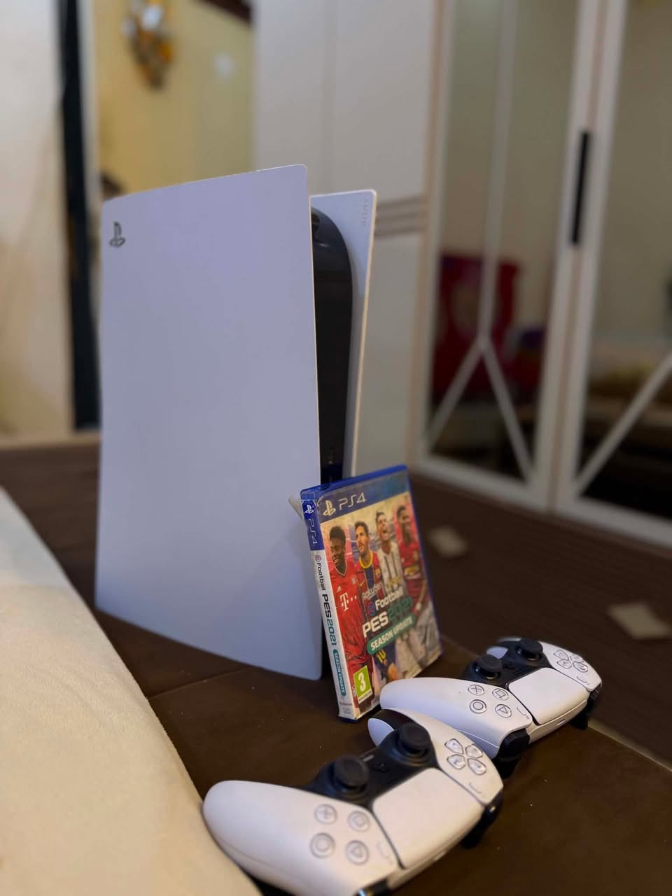🎮 سلام عليكم

بلايستيشن 5 نظيف جداً استخدام مرتب، للبيع مع كامل الملحقات.

✅ يجي ويا:

* جوستك أصلي مال الجهاز
* جوستك ثاني أصلي مشتري بـ90 (مو تجاري)
* الكيبلات الأصلية كاملة
* ألعاب: PES 2021 و Rainbow Six

💰 السعر:

* الجهاز كامل ويا كلشي: 750 قفل
* فقط الجهاز ويا جوستك واحد: 650 قفل

📍 المكان: الدورة
✅ تكدر تجي للبيت، تفحص الجهاز وتجربه وتشوف نظافته بنفسك.

📞 للتواصل: ***********
