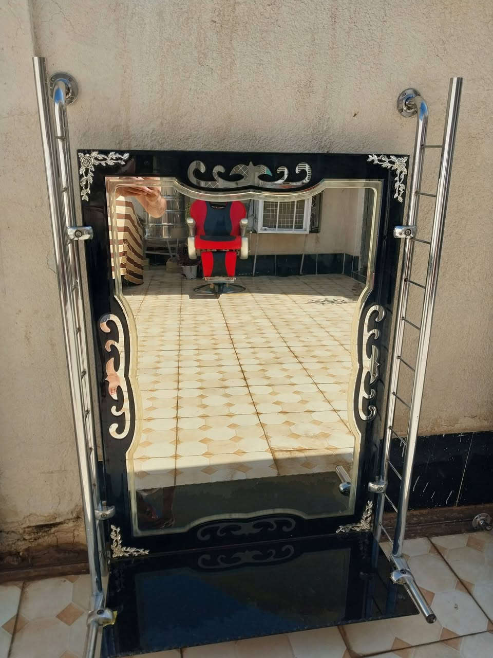 مساء الخير والعافية اخوان كرسي حلاقه للبيع 
مع ميز مرايا عدد إثنين للإستفسار إتصال على الرقم 

***********
