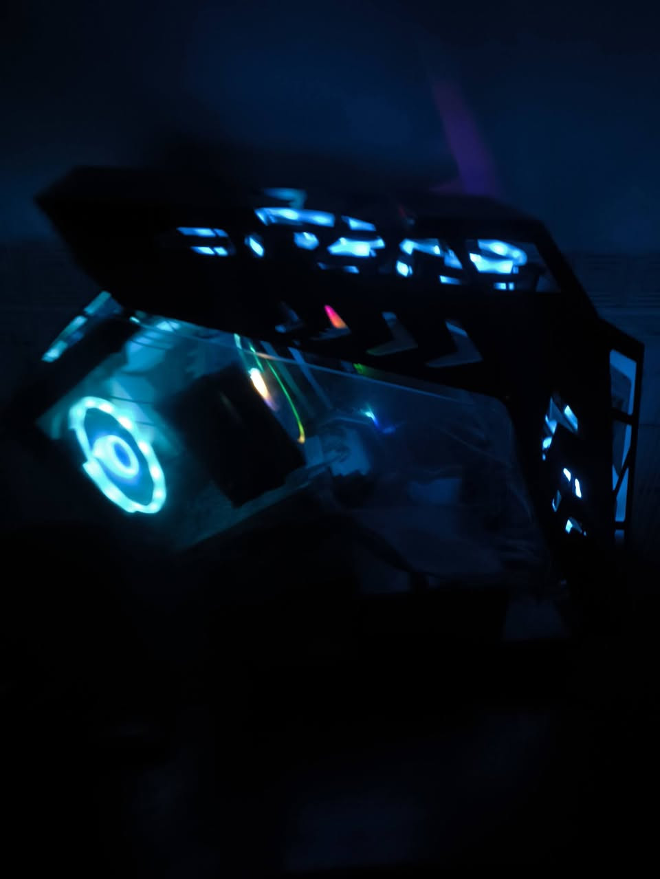 بي سي قيمنق كامل (i5 الجيل العاشر + RTX 2060) مع شاشة سامسونج 165Hz

المعالج (CPU): Intel Core i5 (الجيل العاشر) - معالج قوي وحديث يوفر أداء ممتاز في الألعاب وتعدد المهام.
​كرت الشاشة (GPU): NVIDIA GeForce RTX 2060 - يدعم تتبع الأشعة (Ray Tracing) وتقنية DLSS لزيادة الفريمات.
​التخزين (مساحة عملاقة وسرعة طيارة):
​1TB SSD: النظام يشتغل في ثواني والألعاب تفتح بسرعة البرق.
​1TB HDD: للتخزين الإضافي.
​(مجموع التخزين 2 تيرا بايت).
​الرامات (RAM): 8GB.
​البور سبلاي: 700W
التبريد: مشتت هوائي احترافي للمعالج + 6 مراوح RGB موزعة لتهوية مثالية.
​الكيس: كيس قيمنق واجهة زجاجية فخم يعرض إضاءة الـ RGB بشكل جميل.
​النظام: ويندوز 10 (Windows 10) مثبت وجاهز
الشاشة: Samsung احترافية بتردد 165Hz - ألوان وانسيابية خرافية تفرق معك في اللعب .
​الكيبورد والماوس: طقم Redragon (شركة معروفة) بإضاءة RGB وشكل أنيق.
الجهاز وحش يشغل Call of Duty, Overwatch 2, Fortnite, Apex Legends, GTA V) بفريمات عالية جداً وثبات تام.

ملاحضة: التجميعة متروكه يرادلهة تنضيف فقط كلشي شغال وجديد
السعر :1,100,000
مكاني كربلاء يوجد توصيل كربلاء حلة نجف بغداد 
التواصل واتساب : ***********
