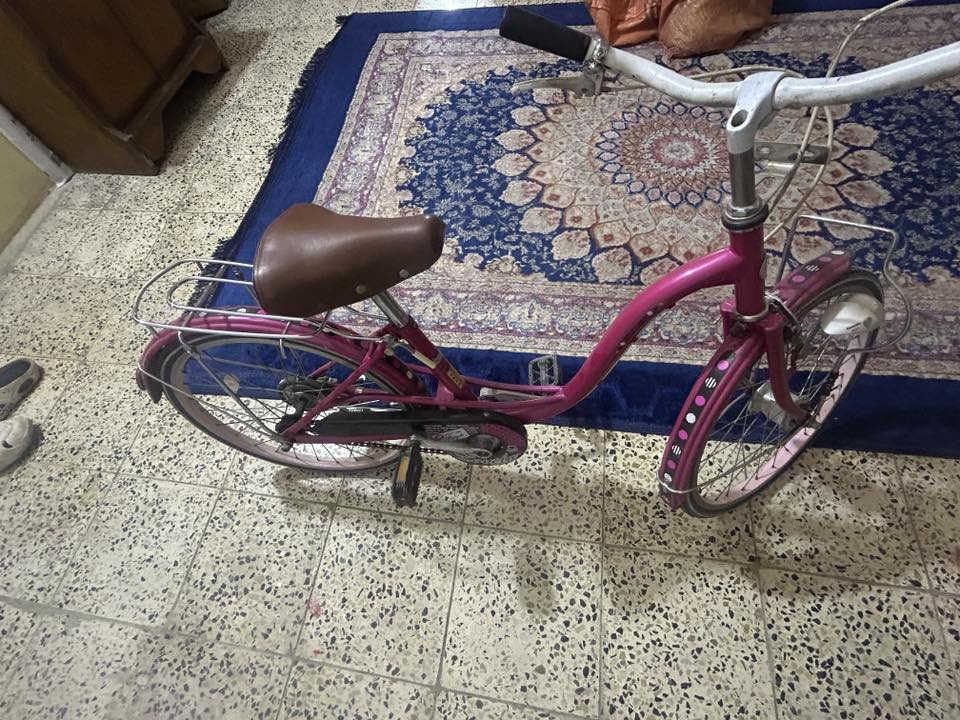 السلام عليكم بايسكل حجم ٢٠بناتي ياباني مال باله جديد مكانه الشرطه الرابعه ***********
