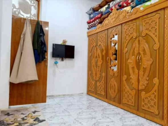 يا الله بيت للبيع المبادره يرهم100 متر بحي الفداء نهايه شارع ولبنان البيت يتكون غرفه صاله مطبخ استقبال صحيات داخلي وخارجي طابق الثاني صاله مع بيتونه ودرج فقط*********** تواصل على الواتساب موجود
