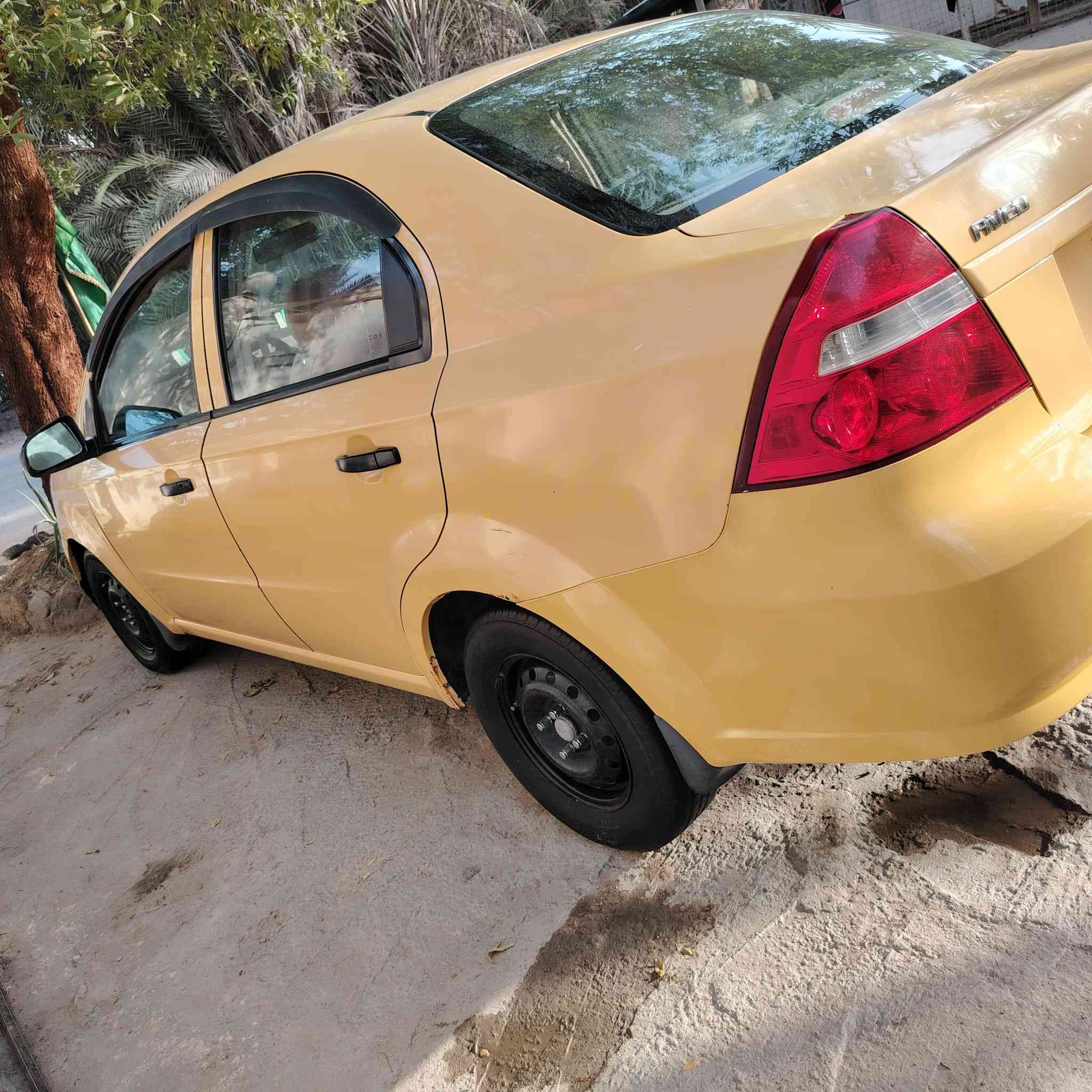 الحلال للبيع سياره بسمي اصل صفره موديل 9 تايرات جدد داخل نضيف كشر مقبول نضيف تبريد تدفئه شغالات كهربئيات كلها شغاله بيها فقط فقط نص باب الوره صبغ والباقي مكفول شرط الامداور ثاني سنويه ل 29 والسعر 45 اوبيهاا مجال بصيط *********** اتصل اوتدلل
