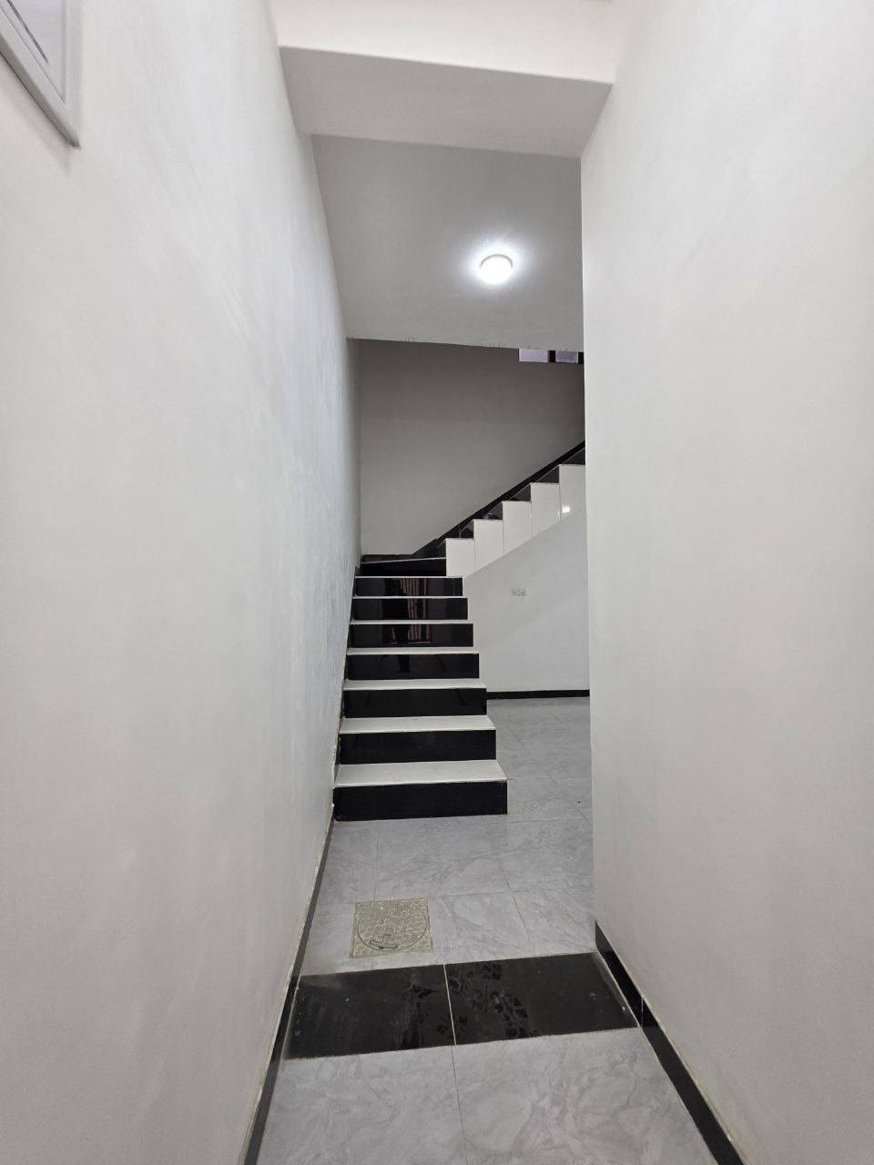 بيت للبيع/ طابو صرف 
بناء حديث زيرو 2025

الموقع: بكرلي/ حي المعلمين/ مقابل مدرسة بنت الهدى
المساحة: 124م² الواجهة 6.25م
التفاصيل: 
ط١/ مدخلين، استقبال مفتوح على الهول، غرفة نوم، مطبخ معزول، مجمع صحي داخلي و خارجي، ومنور 
ط٢/ غرفتين نوم، هول، مجمع صحي، و بلكونة، وسطح 
الخدمات: شارع تبليط، مجاري ،و ارصفة 
*المخزن مربوط مع مجاري الشارع 

للاستفسار: ***********
