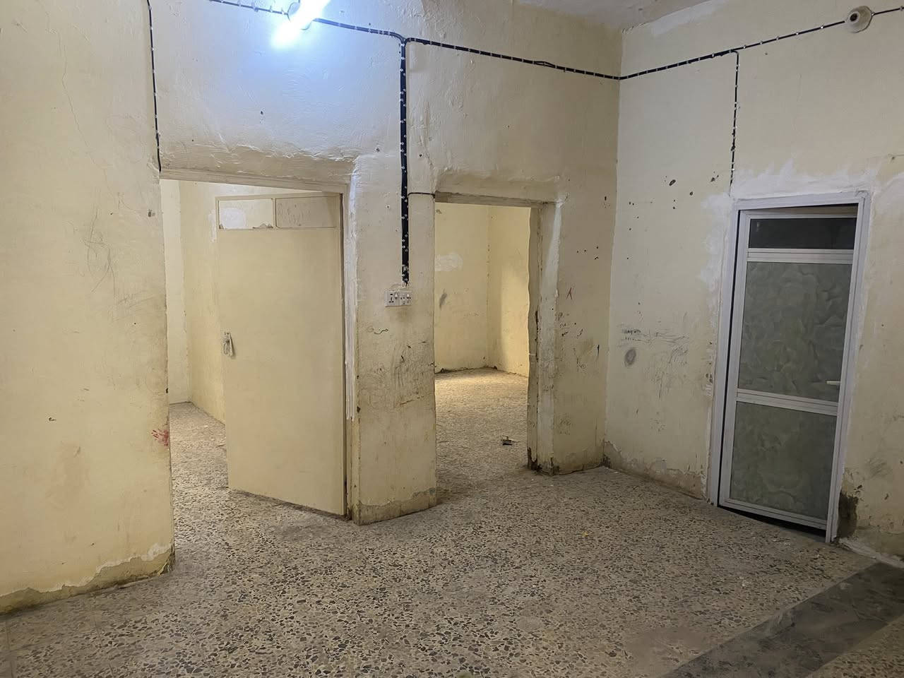 بيت للبيع في الحي العسكري طالبو صرف مساحته 210 متر طابق واحد  غرفتين وكلدور وهول وبراني ومطبخ وحمام  وصحيات خارجية وحديقة باقي التفاصيل اتصل على***********
