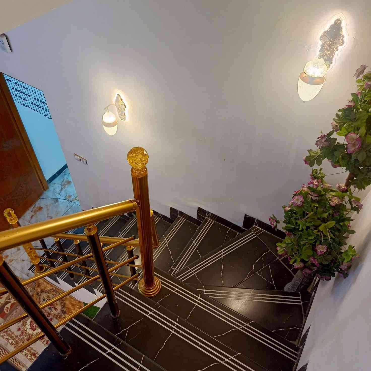 سلام عليكم للبيع مساحته 50 متر طابقين كربلاء خلف الفيزا التركية حي الاخلاص ***********
