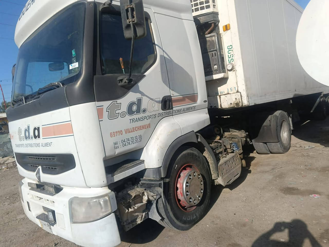 سلام عليكم لبيع رينو بل سنويه صهريج راقم بغداد بدون تحويل سياره بيه صرف والخير بم ونوزل بلادي كير فلار هسه اجيت بيه من بصره شغاله سياره ***********
