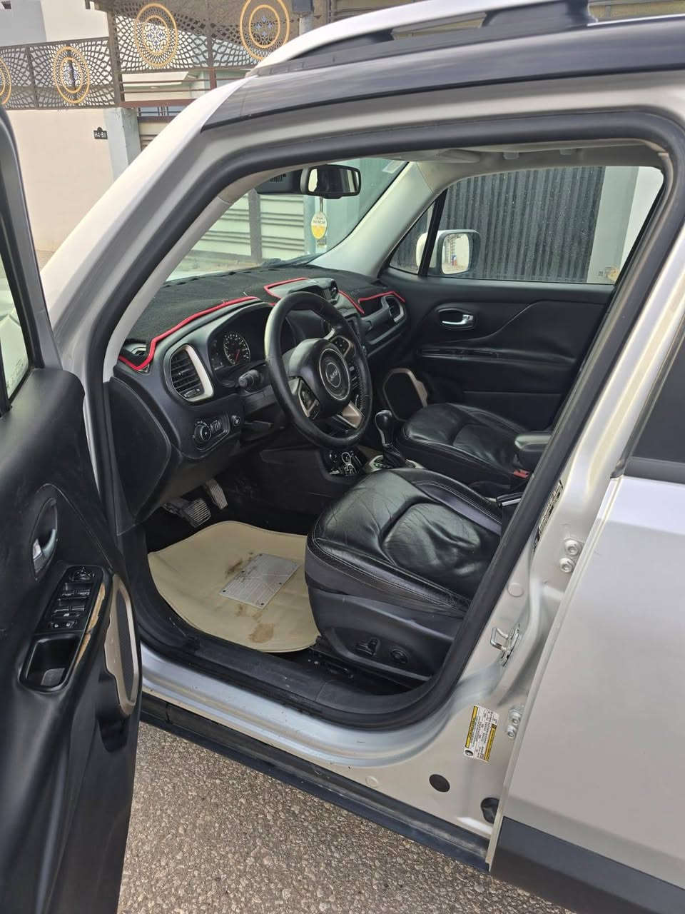 للبيع فقط السعر ٨٩وبيها مجال مستعجل على بيعتها بسبب ضرف خاص مو سعرهااا 
🚗 تفاصيل المركبة

• السنة: 2016
• Model: Jeep Renegade Limited
• المحرك : 2400cc بنزين
• ناقل الحركة: أوتوماتيك
•المسافة المقطوعة: 149kmوقابل للزياده
• اللون: رصاصي

✨ المميزات

• داخلية جلد بالكامل
• مقاعد كهربائية
•تدفئه المقاعد والستيرن
• كاميرا رجوع للخلف
• رادار جانبي
• تحكم ستيرن متعددة الوظائف 
• كروز سرعه
• نظام معلومات شاشة تعمل باللمس
• فتحه سقف عدد٢
سيارة SUV ممتعة وعملية ومميزة تجمع بين الراحة والعملية وسهولة الاستخدام اليومي.
•حاله السياره جيده 
•مكينه وكير وحداديه وكهربائيات كفاله 
تخم تاير جديد 5 ويل كب تبريد ماشاء الله استخدام زيت امزويل العلبه السوده 0w20 
•تم اضافه منظومه غاز Lpg من ورشه النجف الحكوميه مع ضمان سنه كامله السياره ماشاء الله ماكو اصراف نهائيا ب ١٠ الف تقطع مسافه ٤٠٠كم للعلم سعر المنضومه ٤٠٠ الف للراغب او ارفعها من السياره وكلشي يرجع بلادي ومرتب 
📍مكان السياره النجف الاشرف 
***********

⚠️حادث السياره بنيد وخدوش وايرباكات
