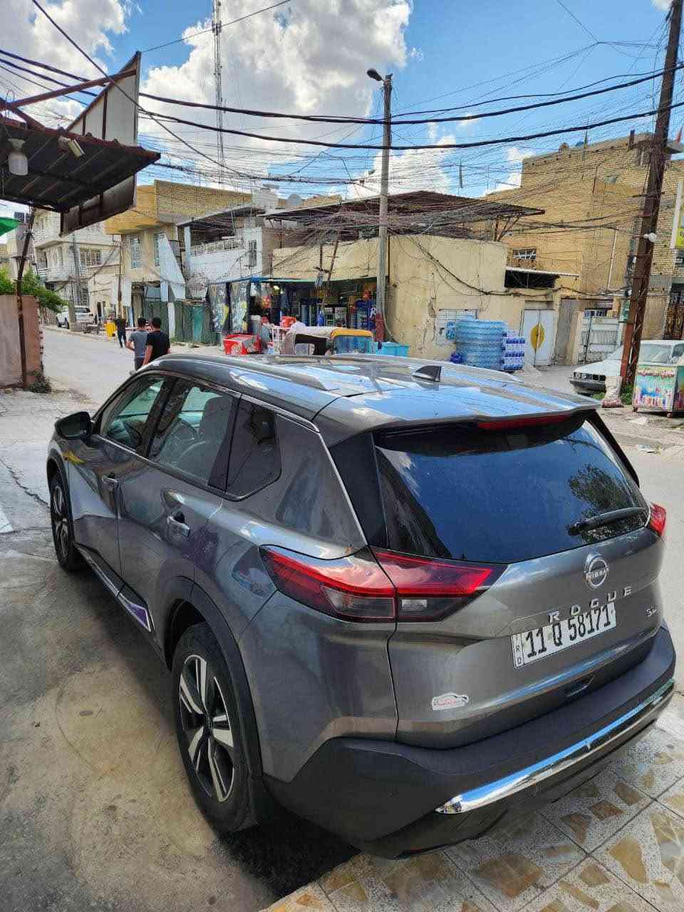 السلام عليكم اخوتي 
السياره للبيع او مراوس حسب القناعه 
نيسان روج موديل 2023وارد امريكي حادثها بسيط جداً قبق جنطه السياره فول مواصفات 
كلشي بيها من النوراما وداخل لونين السياره جديده بمعنى الكلمه ماشيه 17الف 
السعر 172بيها مجال المكان بغداد الشعله للتواصل *********** بغداد, العراق
