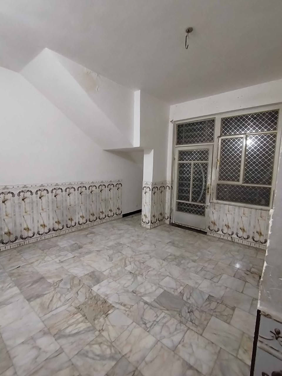 دار للايجار خسرويه قرب دائرة الشؤن
يحتوي على ثلاث غرف
مطلوب عائله صغيره
قيمه الايجار ٤٠٠ نهائي
مكتب الخارطه العقاريه
***********
