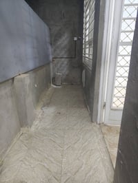 بيت طابق ثاني للايجار الموقع سبعه نيسان قرب الكليه الاساسيه  يحتوي على...