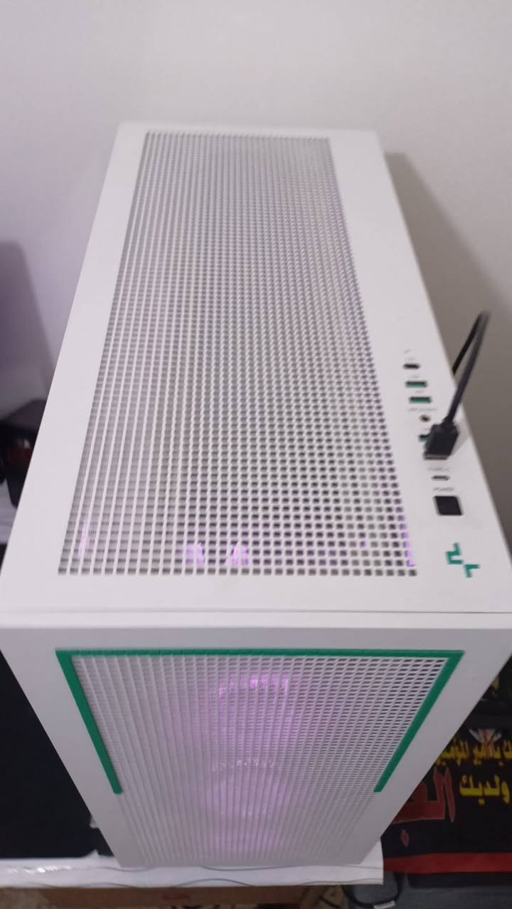 يعني اخو الجديد
الحاسبه ب مليون و 800 
1800
المواصفات 
 * **المعالج (CPU):** AMD Ryzen 7 9800 x3d
 * **كرت الشاشة (GPU):** ASUS Dual GeForce RTX 5060.
 * **اللوحة الأم (Motherboard):** MSI PRO B650M-A WIFI.
 * **مبرد المعالج (Cooler):** DeepCool LS720 SE DIGITAL (مبرد مائي 360mm).
 * **مزود الطاقة (PSU):** Segotep GM850W White (80 Plus Gold).
 * **الذاكرة العشوائية (RAM):** T-CREATE Expert DDR5 (سعة 32GB 6000Mhz
 * **التخزين الأساسي (M.2 NVMe):** WD_BLACK SN850X (سعة 1TB).
 * **التخزين الإضافي (SSD):** PNY CS900 (سعة 500GB).
 * **التخزين الإضافي (M.2):** T-FORCE G50 1TB.
Case: Deep Cool Morpheus
Case fans : Arctic & Thermelright

السعر مليون و 800
1800

باور سبلاي Farber 2500va 

السعر ب 100

مكاني بياع 
ومتوفر توصيل


**إذا كنت صاحب هذا الإعلان وتريد حذفه لأي سبب، رجاءا أرسل رسالة إلى الدعم الفني**