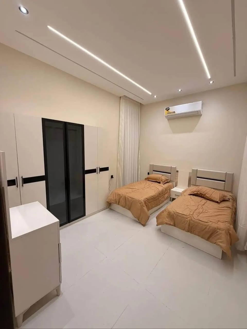 السلام عليكم 

تم انجاز بيت المنصور 
عمل. جبس بورد +اناره هادء 
صبغ البيت بالكامل من شركة جوتن 
للاستفسار مراسلة الصفحه او واتساب ع الأرقام التاليه 
***********
***********
