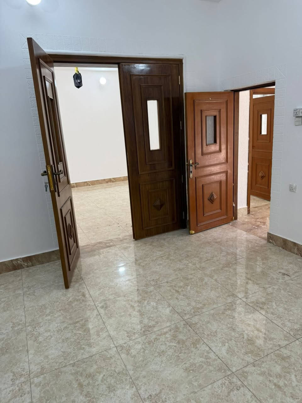 دار للبيع في الجبيله الخربطليه  

المساحه / ٢٥٠ م  
الواجه / ١٢.٥ م

الطابق الاول معزول عن الطابق الثاني

الطابق الارضي يحتوي ع:  
غرفه + صاله + مطبخ + استقبال + صحيات + حديقه + كراج

الطابق الثاني شقه معزوله تحتوي ع:  
٣ غرف + استقبال + مطبخ + صحيات + سطح

السعر / ٥٥٠ مليون

للاستفسار عقارات الاملاك  
التواصل ع الارقام التاليه:  
***********  
***********
