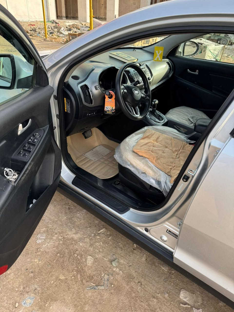 سلام عليكم للبيع  سبورتج موديل ٢٠١٥ وارد امريكي بيها جاملق والبنيد صبق وبيها سونار جديد ماشية ١٠٠ الف سيارة نضيفة مال جناي   تخم تاير. صدر امامي خلفي جديد .منضومة كاملة مال تبريد جديدة   بسمي رقم بغداد مميز. سعرها  ١٣٠ ورقة وبيهامجال بسيط حك الجية المكان واسط الصويرة  ***********
