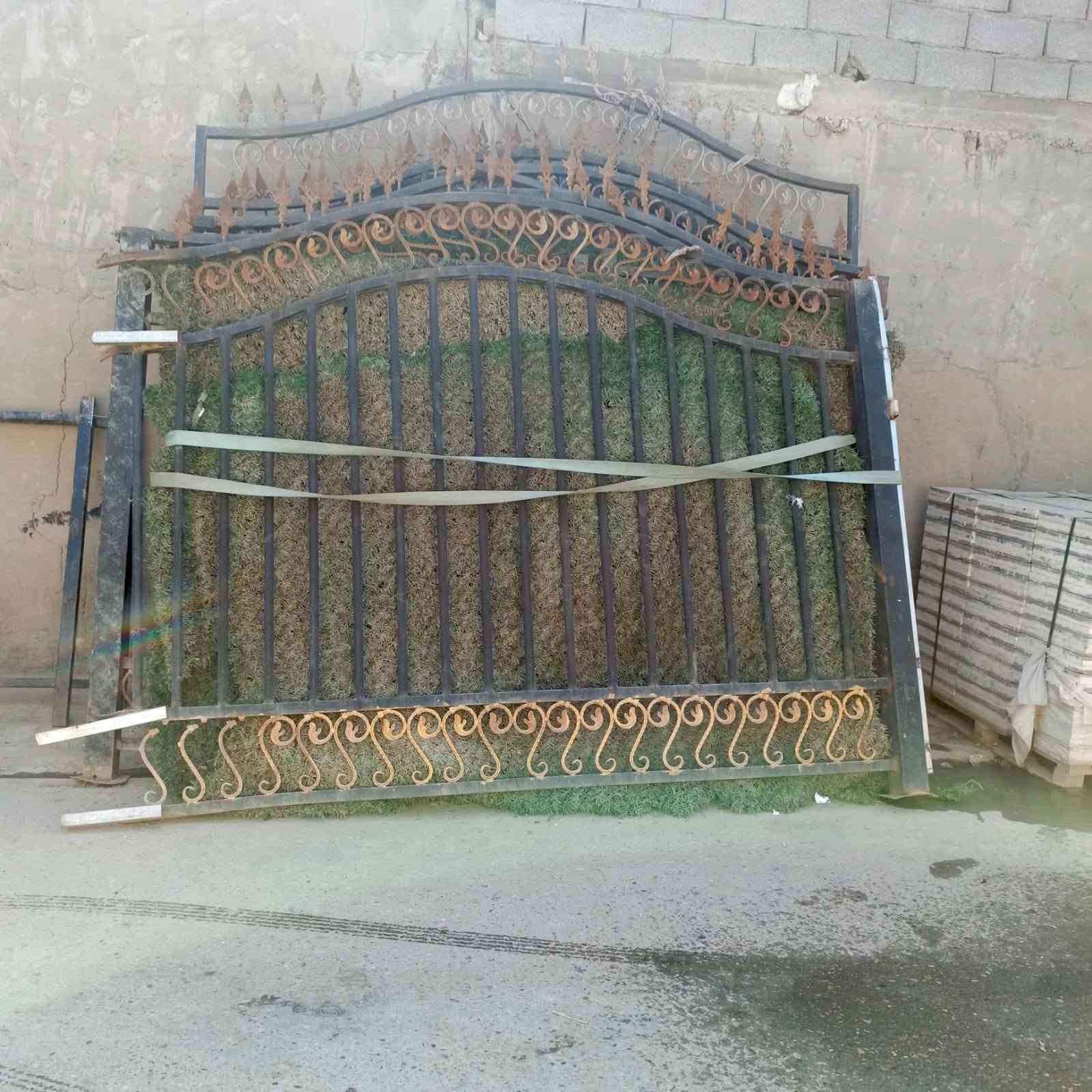 السلام عليكم سياج مستعمل للبيع العدد 15قطعه السعر القطعة الواحده 150 وبيهه مجال العنوان بغداد فلكه حي النصر ... رقم الهاتف ***********
