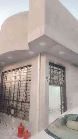 السلام عليكم✋اعيد النشر سبب الوعود الكاذبه 
بيت للبيع طابو صرف بحي الإنتصار الشارع الاخير خلف صيدلية الغسق بالمربع الأخير مقابل المولد بمساحة ١٥٥ واجهة ٧٥٠و٧ النزال ٢٠ غرفه صاله كبيره مطبخ استقبال صحيات داخليه وخارجيه السقف صب الأرضية بورسلين بناء جديد السعره ٨٣. وبي مجال. للاستفسار الاتصال على الرقم. 
***********
