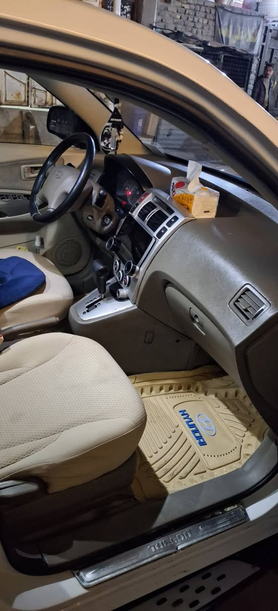 سلام عليكم توكسان ٢٠٠٩ خليجي صبغ عام بدون ضرر  مكينه ٦ سلندر تبريد شغال  فور ويل السياره احله من الصور بلواقع  مكاني بغداد الشعله السعر ٩٥ بيهه مجال بصيط رقم ***********
