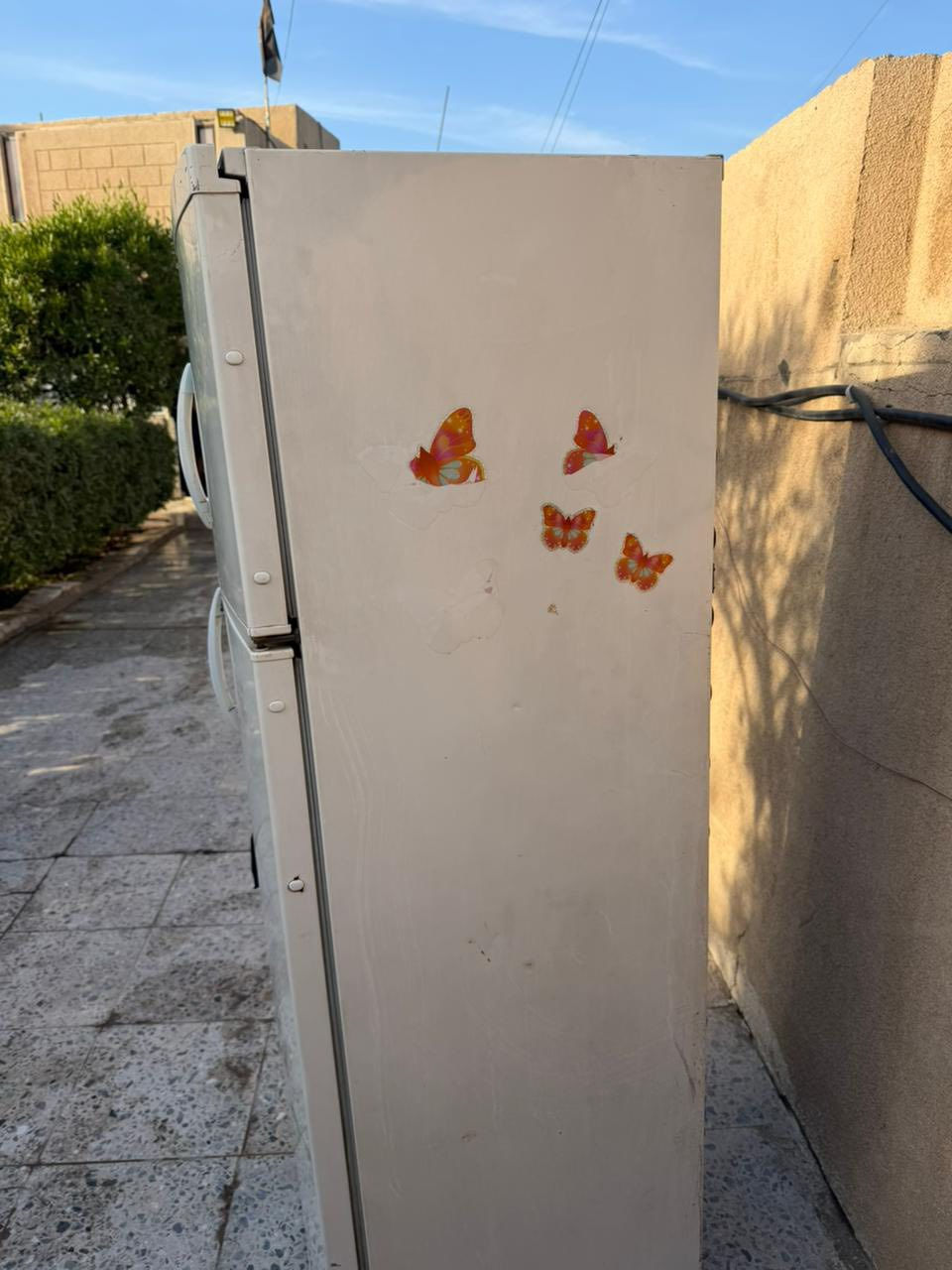 السلام عليكم ثلاجة للبيع شغالة الفريزر وكلها شغالة عل فحص مكاني بغداد البلديات هاتف ***********
