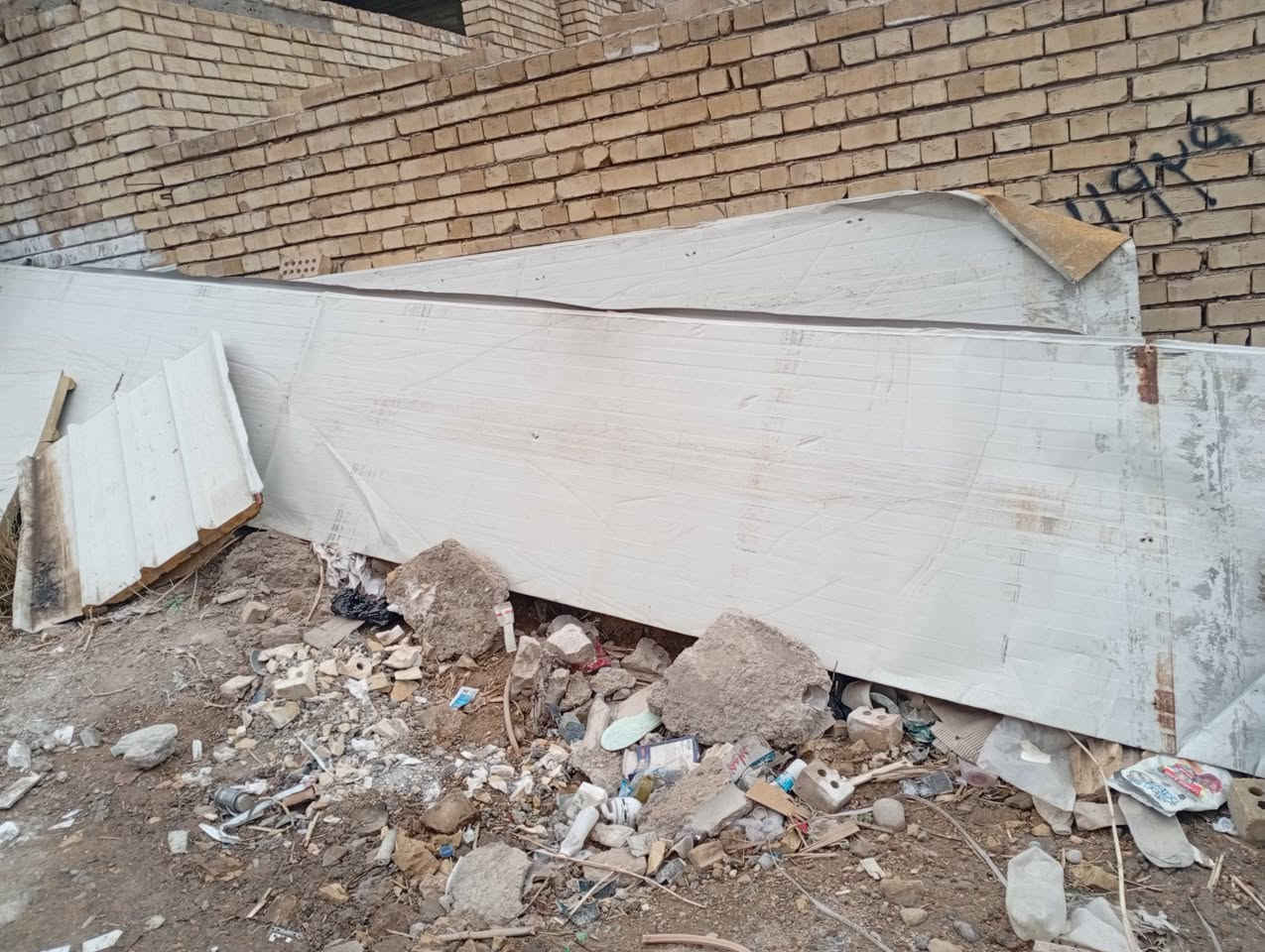 السلام عليكم سندويج بنل العدد 3قطع طول القطعة 6م مع باب خارجية طلاكتين للبيع 
الصابيات شارع 20خلف سكلة ناصر العويني 
رقم الهاتف ***********
