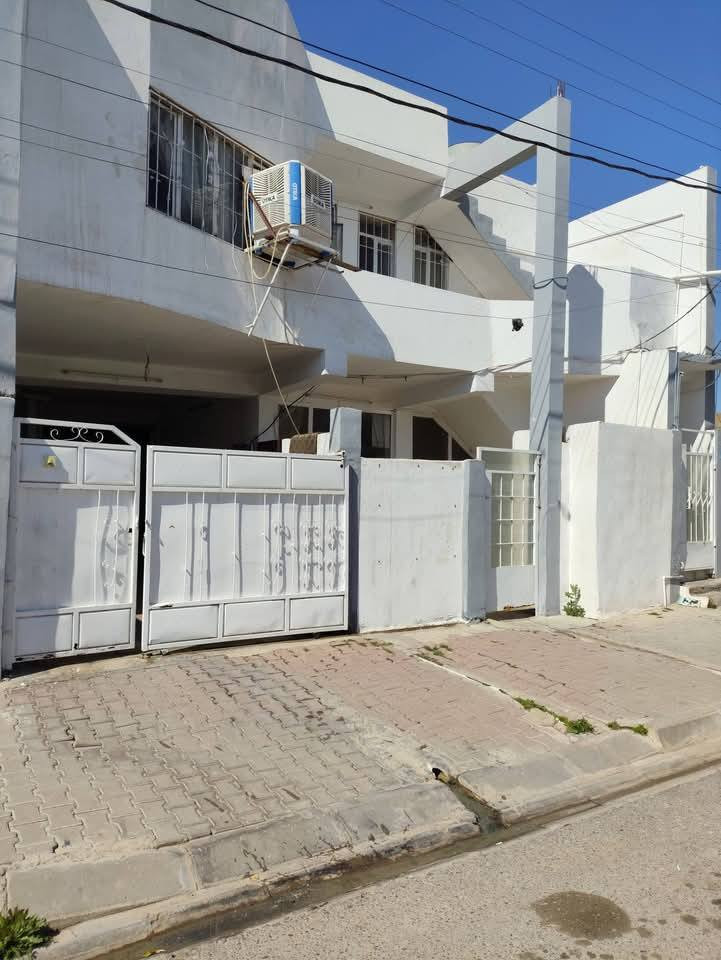 عقار للبيع عباره عن اربع مشتملات
مساحه 250 متر واجهه 10في 25 على شارع عريض عشرين 
وارد شهري 725 ألف
موقع مميز جدا منطقة هادئة قادسيه خلف مصور كوداك 
السعر 185 مع المجال 
للاستفسار الاتصال ***********
او مراجعة مكتب القاسمي للعقار الفرع 3 عنوان المكتب حي الأسرى مقابل صيدلية الجواهر
