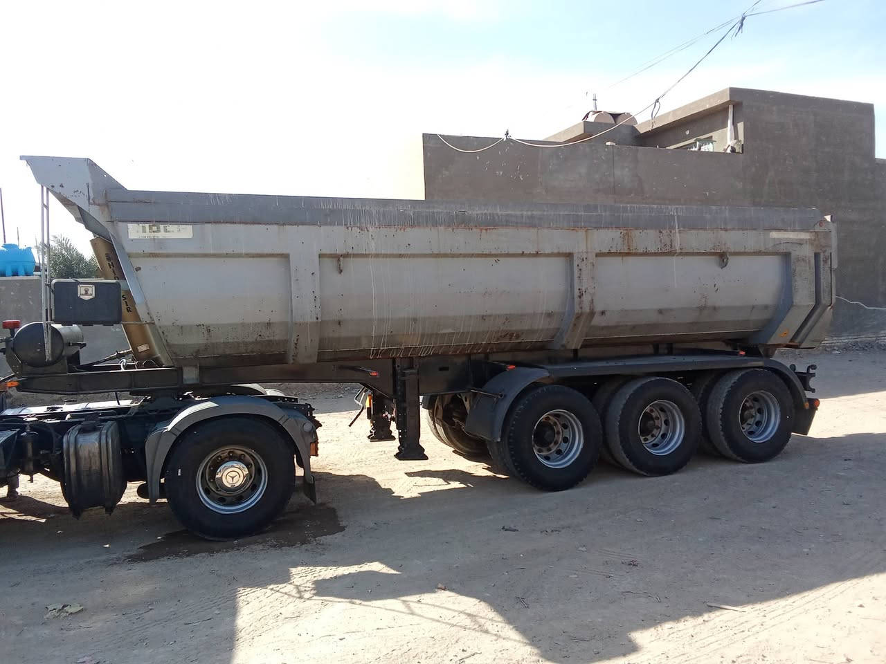 السلام عليكم
للبيع اكسور موديل 2005 حجم 1840سنويه جديد باسمي لحد 31 مربوطه 3 لوحات مكينه لاصرف لا بخار كير عادي اكسل شرط تخم تاير راس او عربانه 
عربانه بابان جديده ذرعه 23متر دناكير 14 اثنين سبرنك او واحد تعليك سياره كامله 
الاستفسار عن 
 ***********
***********
