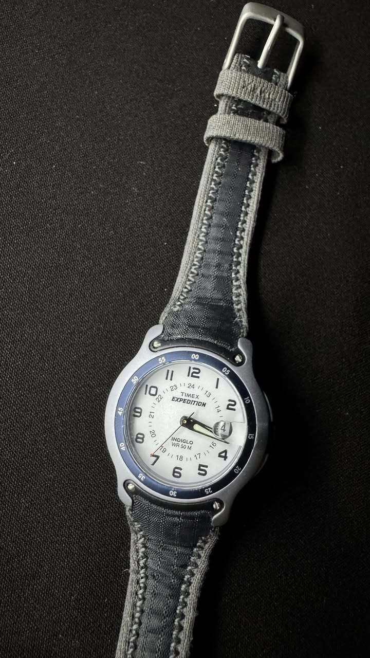 ⌚ للبيع ساعة أصلية من Timex Expedition
✨ أبرز المميزات:
• إضاءة ليلية INDIGLO لقراءة الوقت في الظلام  
• مقاومة للماء حتى 50 متر  
• حركة Quartz دقيقة وموثوقة  
• نافذة لعرض التاريخ  
• تصميم رياضي أنيق  
• سوار قماش مريح ومتين  
• قراءة واضحة للأرقام ليلاً ونهاراً  

وياها خاتمين مختومات 925
السعر 30 الف
وموجود توصيل


**إذا كنت صاحب هذا الإعلان وتريد حذفه لأي سبب، رجاءا أرسل رسالة إلى الدعم الفني**