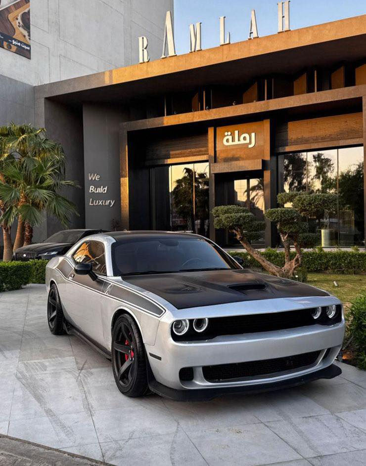 السلام عليكم للبيع فقط جالنجر R/T مودييل 2020  رقم اربيل سنوية بأسمي تحويل ثاني يوم مواصفات السيارة كامرة دوارة شاشة وسط حساسات امامي خلفي 
كشن السايق كهرباء  تشغيل عن بعد  السيارة حادثها جاملغات اماميه بسيط وربع الجاملغ الخلفي كلير  الاضافات  ع سيارة بنيد  ودعاميات هيلكات ويل كب نجمة خسفة قوية كزوز 3 انج من الطول للطول + داون بايب وبرمجة ايكل  وهواي كماليات عليها بعد 
السيارة معروضه 168 وبيها مجال بسيط  للشراي 
للاستفسار ***********
