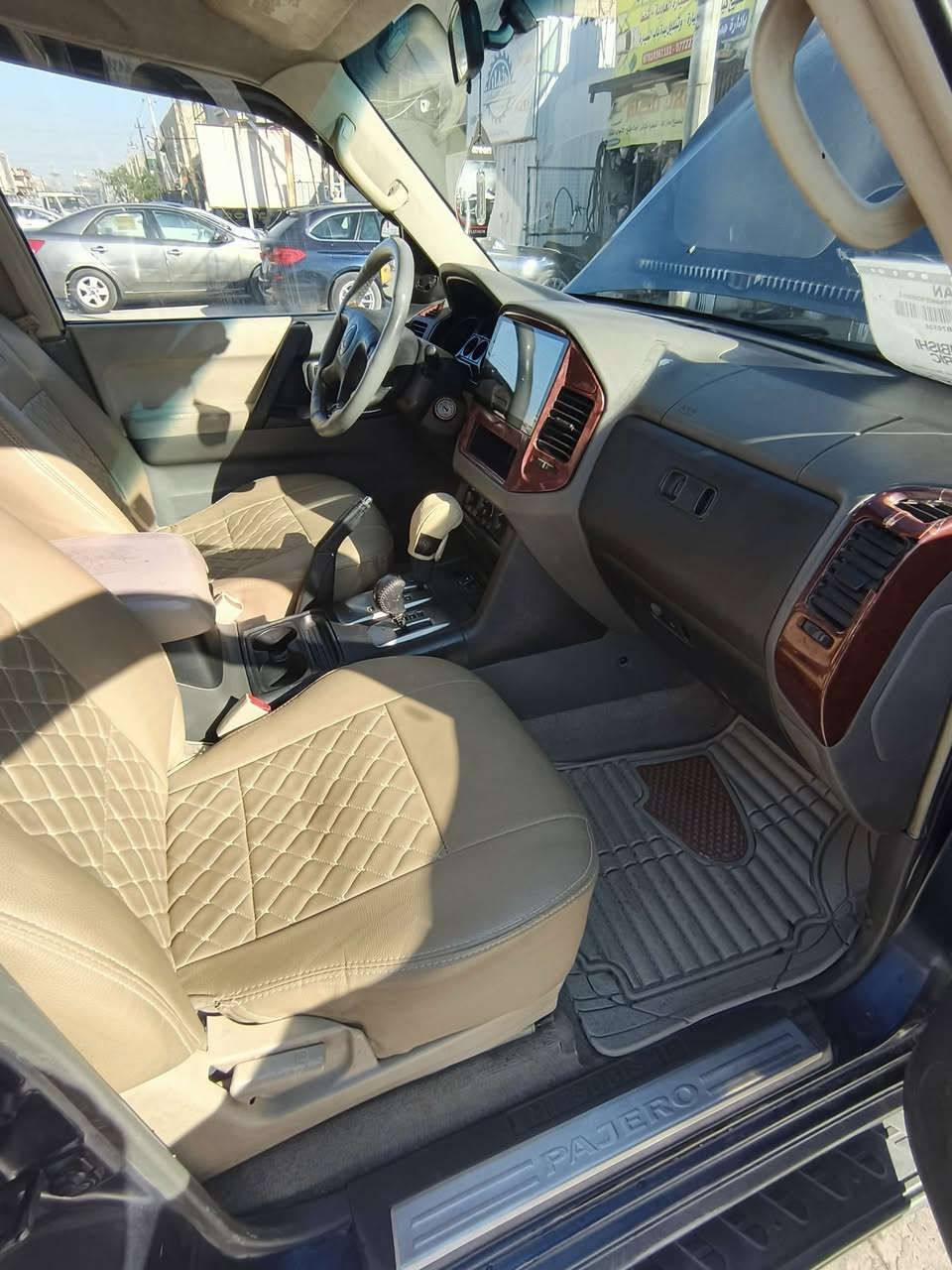 السلام عليكم باجيرو لون اسود كحلي موديل 2006 سياره فول كشنات 7 راكب مري شفط شاشه كامره محرك 3800 بدون حادث صبع 3 قطع  محرك كير جديد كهربائيات كله بلادي سياره بلاديه نقص صدر زوج تايرات مكانه بغداد العامرية سعر 85 بي مجال او مراوس رقم ***********
