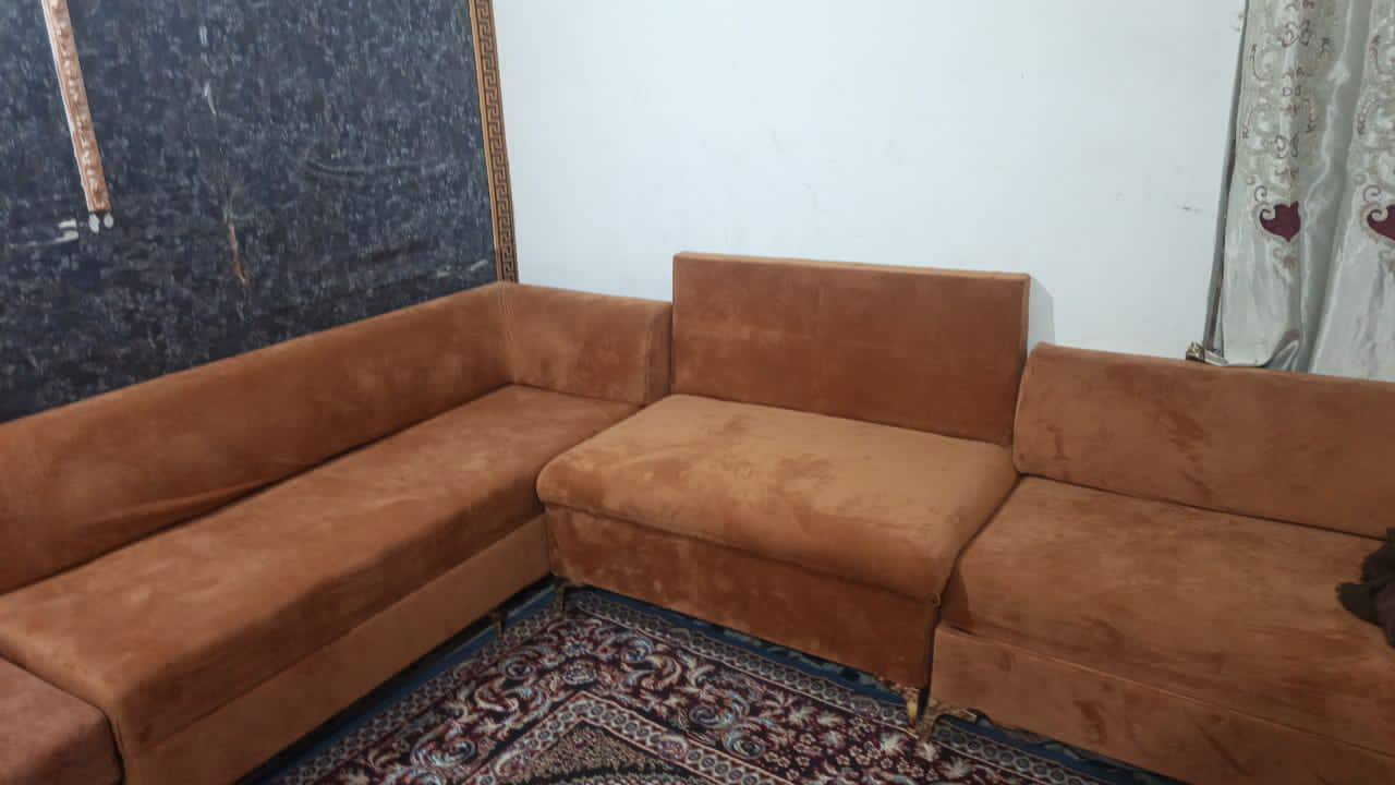 سلام عليكم  تخم لبيع العدد ثنين الوحد 10 مقعد السعر ٣٥٠ وثاني 250 وياهن ميز بلازما ***********
