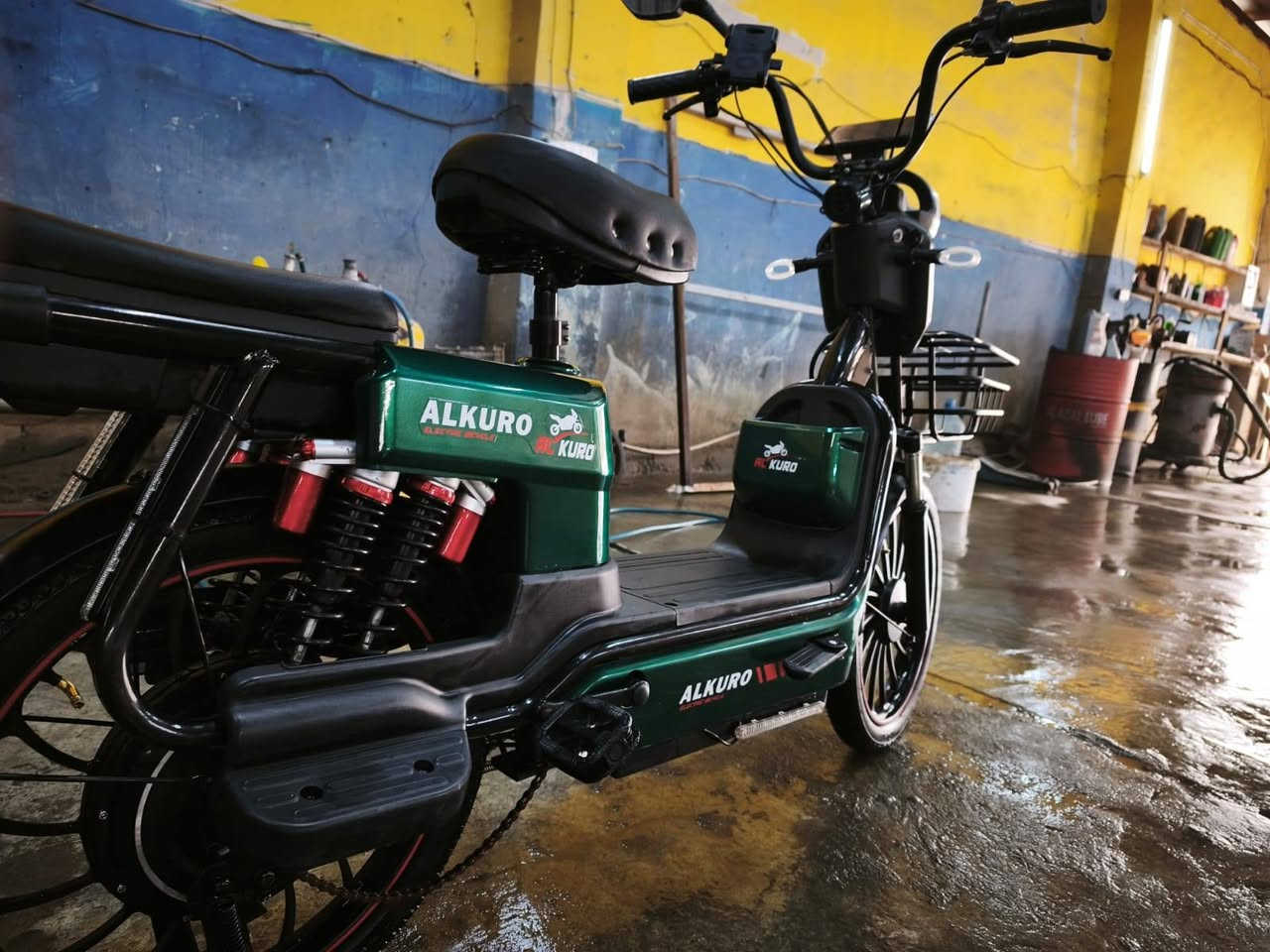 السلام عليكم دراجه شحن لبيع 
نوع ALKURO
باتريات حجم كبير 48 فولت 20 A
تمشيك شحنه وحده 40 كم 
الدراجه حيل نضيفه 
بيه مسجل و استاند تلفون و كهربائيه كله شغاله
السعر 350 بي مجال و امروس ويا ماكس 
***********
عنوان كركوك
