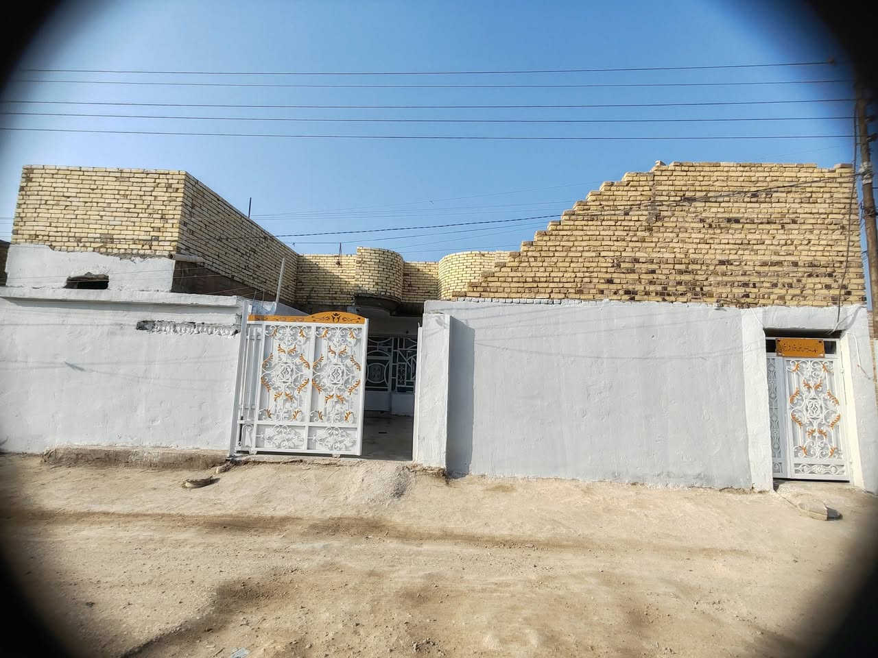 🏡 دارين للبيع – الحي العسكري قرب مرقد سيد أحمد المبرقع
📍 ملاحظة / الدار خالية حاليا 
╚═══════════════════
📐 المساحة: 300 متر مربع
🛣 الشارع: تبليط
📍 الموقع: ثالث شارع من المرقد
━━━━━━━━━━━━━━━━━━
🏠 يتكون العقار من دارين:
🔹 الدار الأول:
• غرفتين نوم
• صالة
• مطبخ
• حمام
• استقبال
━━━━━━━━━━━━━━━━━━
🌿 الدار الثاني:
• حديقة
• طارمة
• درج خارجي
• غرفتين نوم
• صالة
• استقبال
• صب بناء نظيف
━━━━━━━━━━━━━━━━━━
📞 للاستفسار: ***********
💰 السعر: مراسلة خاص أو ماسنجر فقط (واتساب)
