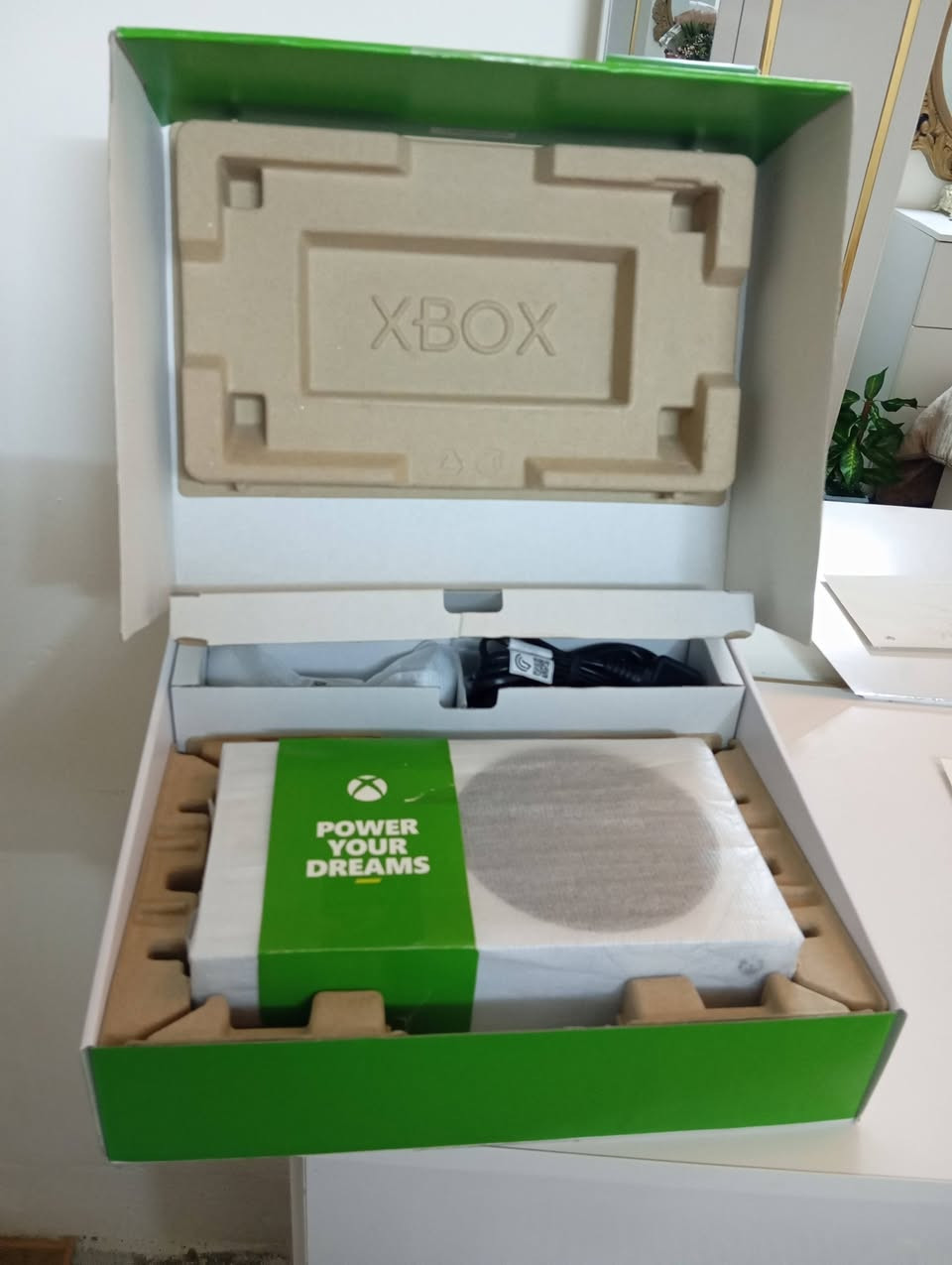 📌 للبيع Xbox Series S 
🔹 الجهاز نضيف كلش استعمال خفيف
🔹 كارتونه الأصلي + ملحقاته كاملة
🔹 بي اشتراك شغّال
🔹 ألعاب محمّلة وجاهز للعب
🔹 ضمان محل 3 أشهر
🔹 سبب البيع: عدم الحاجة
💰 السعر: 400 ألف  سيرس اس الجيل الجديد  نضيف جدا للبيع وياه اشتراك والسعر 400 وبي مجال بسيط


**إذا كنت صاحب هذا الإعلان وتريد حذفه لأي سبب، رجاءا أرسل رسالة إلى الدعم الفني**