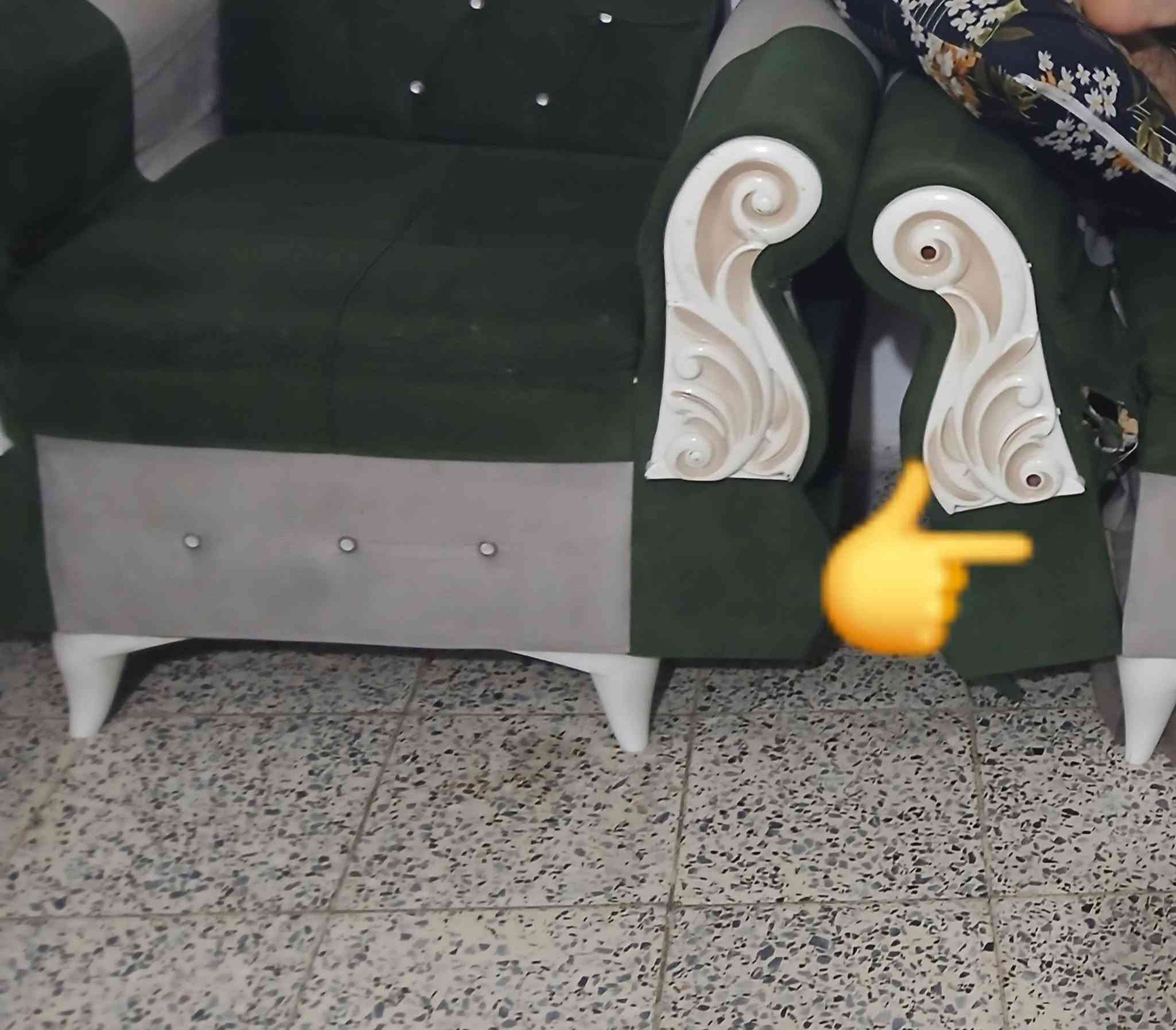 سلام عليكم تخم 10مقاعد كرويتات 3 وكراسي2 بس وحده من الكرويتات اليده خالعه من مكانها يرادلها ضب واني مامتفرغلهن امشرعليده اشلون خالعه للبيع او مراوس بجرابي ام النفر ياريت بيهن مكتبه للاستفسار *********** بي واتساب

