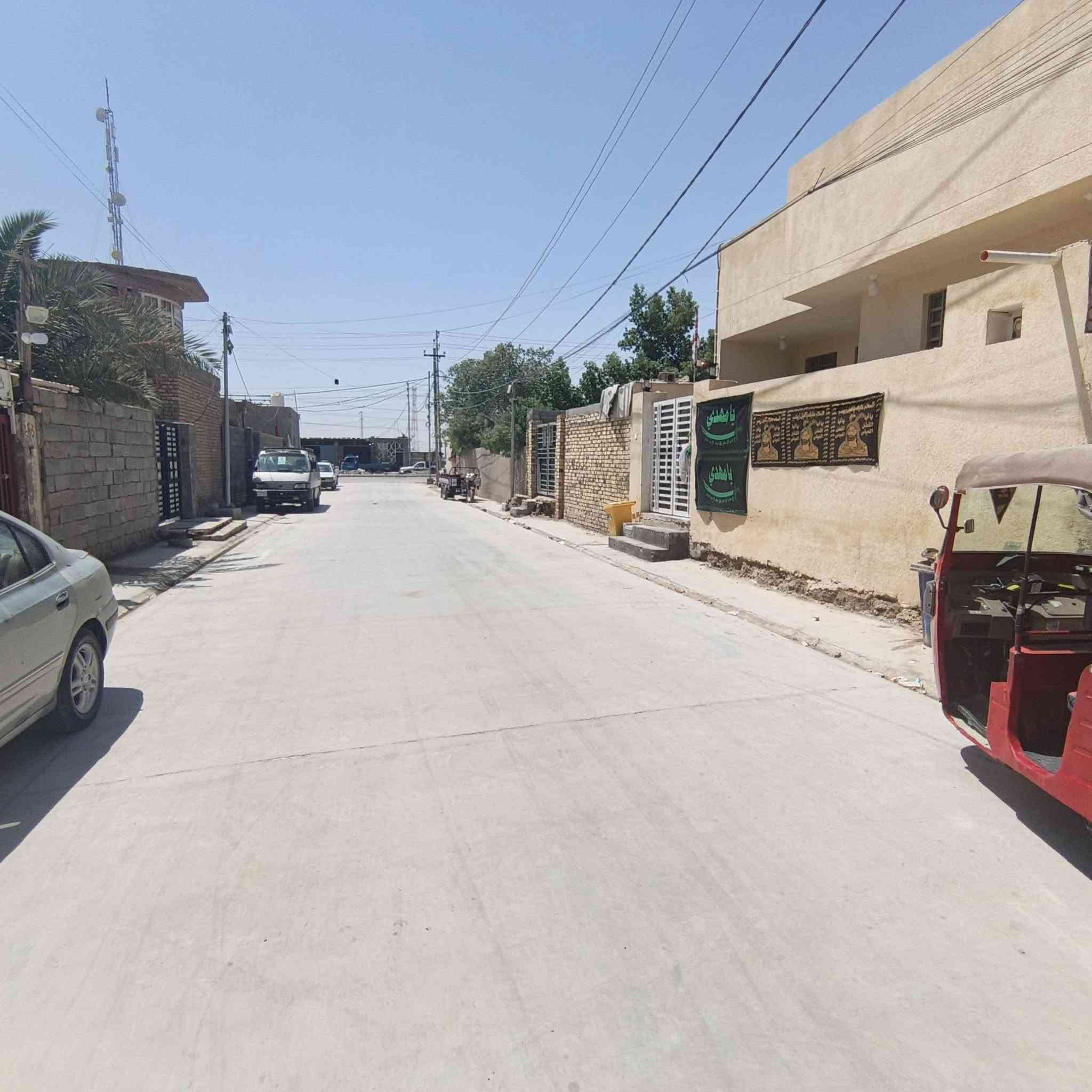 السلام عليكم بيت للبيع في بداية شارع النفط شارع اسواق ام البنين يبعد عن الشارع الرئيسي 35متر رابع بيت عن الشارع 
البيت واجهة 8م والنزال 19م 
متكون من** 
غرفتين وصالة وحمام ومطبخ واستقبال بيت اساس صب وبتلو طابوك بناء بلوك وصب وبياض وبورسلين كهرباء بوري دفن عالي عن الشارع للاستفسار عن السعر الاتصال او واتساب ***********
