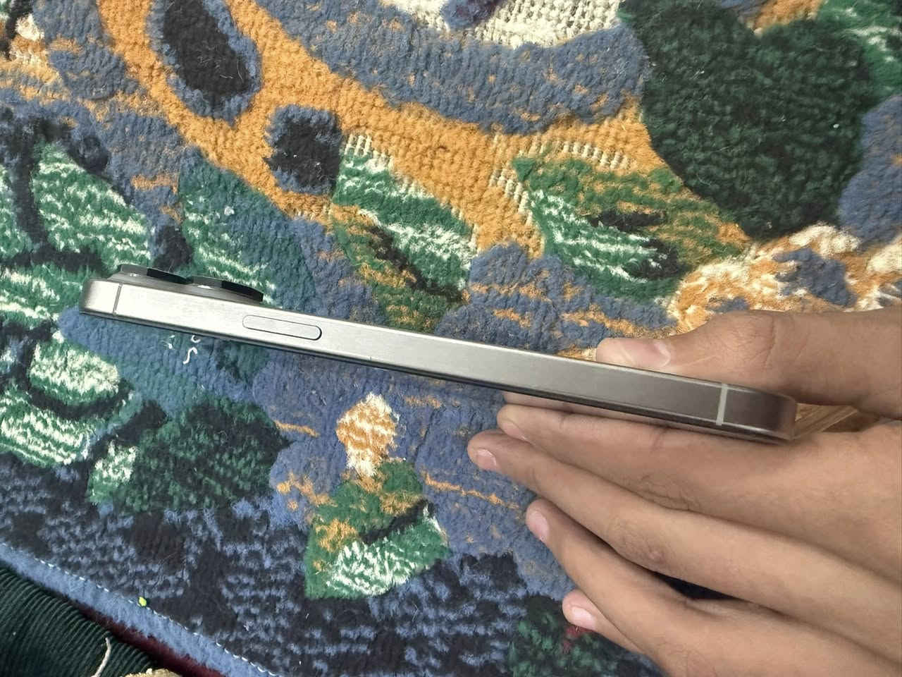 ايفون 15 برو ماكس  
مبدل شاشه وسط وفطر بالضهر وشاشتة بيه فطر صغير صاير فوك مامئثر اموضح بالصوره 📸

 الجهاز كلش حلو نضيف 🩶🔥

بطارية 87 🔋

ذاكرة 256 🤞

السعر المطلوب 625 

متاح واتساب ***********
