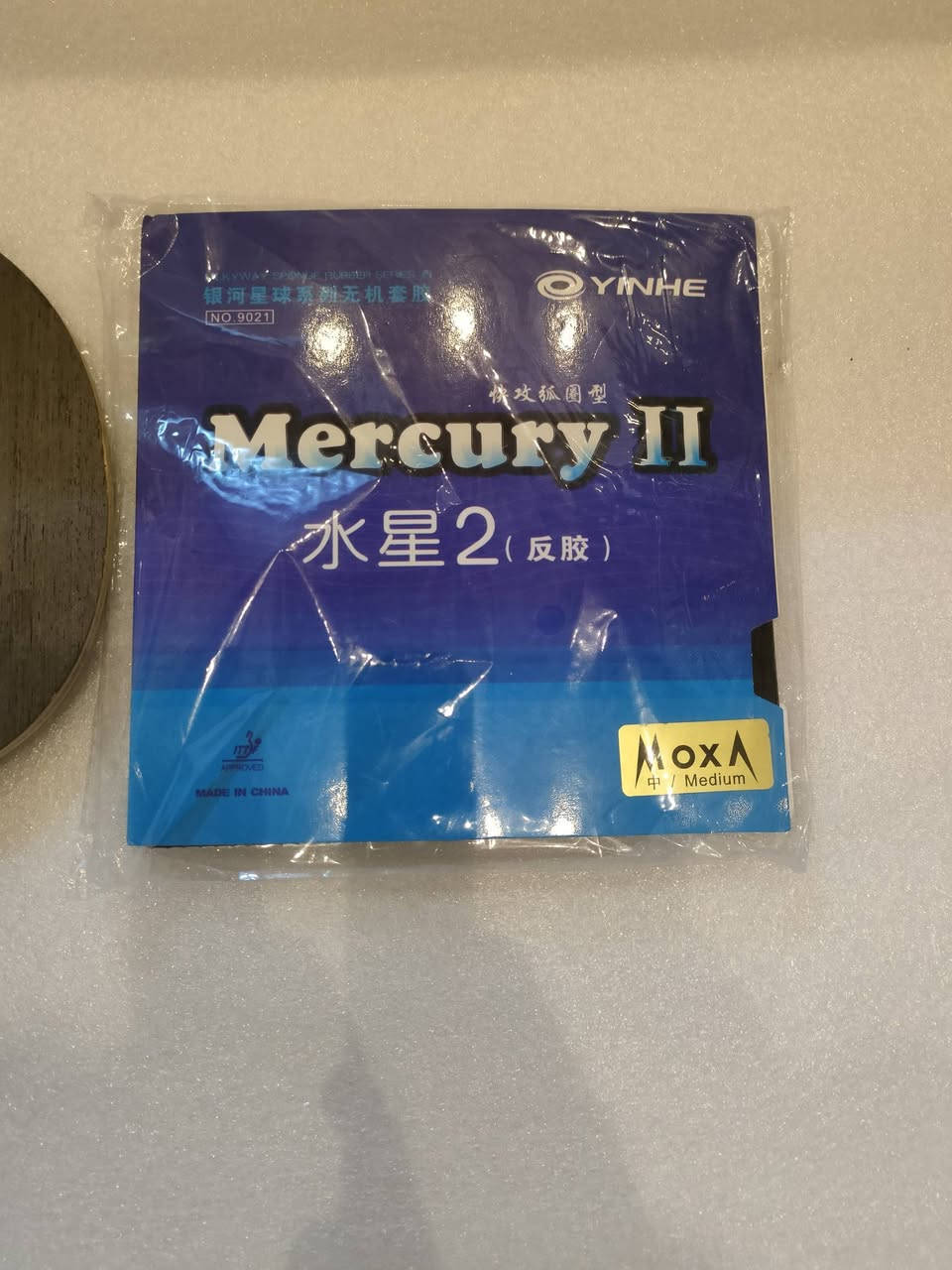 المطاط (الروبر): قطعتين من مطاط YINHE Mercury II الشهير (بإسفنجة MOXA Medium متوسطة الصلابة) كما يظهر في الصورتين و هذا المطاط معتمد دولياً من الاتحاد الدولي لتنس الطاولة (ITTF)، ويتميز بسطح لزج (Tacky) يمنح "سبين" (دوران) عالي جداً مع قدرة ممتازة على توجيه الكرات القصيرة والدفاعية بدقة.
الخشب (البلايد): مضرب FLEXXBALL الموضح في الصورة  يتميز بتصميم خشبي داكن وأنيق، ومقبض مريح جداً يعطي ثباتاً كاملاً لليد أثناء اللعب السريع وتغيير الزوايا.
كل هاذا وبسعر 🔥🔥25 مع توصيل جميع محافضات العراق 
يوصلك جاهز


**إذا كنت صاحب هذا الإعلان وتريد حذفه لأي سبب، رجاءا أرسل رسالة إلى الدعم الفني**