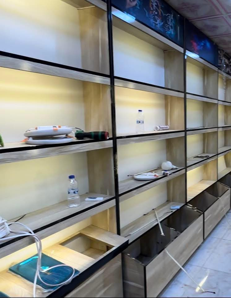 ديكور  محل  اراكيل كامل للبيع
خشب MDF دبل نضيف 

للاستفسار الاتصال على 

العنوان بابل جبله ***********
