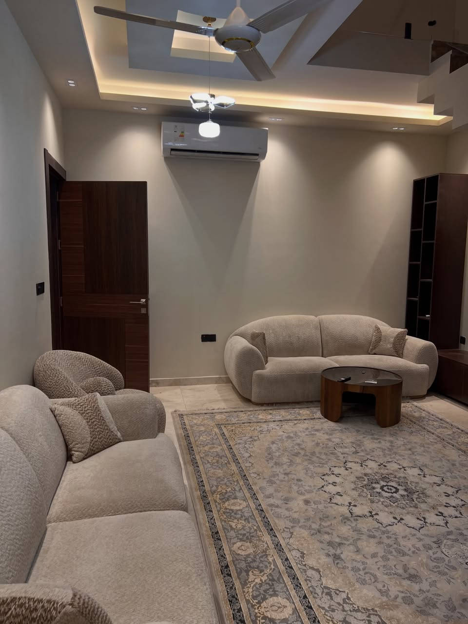 🔱بيت للإيجار موثث – الجادرية 🐋

قريب من فندق كورال بغداد في منطقة راقية من الجادرية 📍

📏 المساحة: 250 م²
📌 الواجهة: 10 م

⭕️ يحتوي على:
⭕️ 5 غرف نوم
⭕️ 4 غرف ماستر
⭕️ مجمع حمامات عدد 6
⭕️ صالة
⭕️ غرفة طعام
⭕️ هول
⭕️ مطبخ

🔹 الإيجار سنوي فقط

⭕️ السعر: اكتب يجك خاص

📞 للاستفسار
***********
***********
📲 يوجد واتساب

🟩 نستقبل جميع العروض والطلبات العقارية
🟩 تصوير احترافي وترويج

#بغداد
#المنصور
#الكرادة
#زيونة
#الجادرية
عقارات_الأكرم
