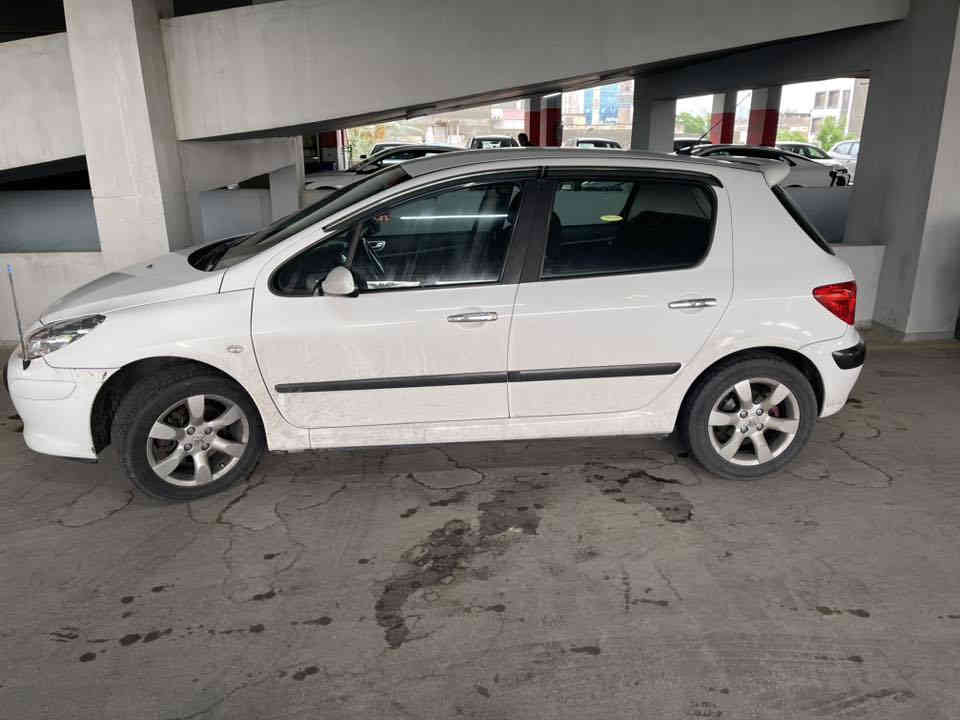 سلام عليكم بيجو 307 موديل 2006 سياره مكفوله كفاله عامه مساعده الدوسه اليمنه بيها صبغ على كد شبرين وباقي السياره مكفوله ماشيه 204 الف السياره خير من الله على أيدي محرك جديد كير جديد عادي شلعه بيها كلش قويه كشنات جدد امهات التوجوه ويل كب خمسه مع الاسبير صدر امامي خلفي جديد تاير جديد تبريد وياه السويج السياره برغي ميحتاجلها اطلع بيها اتري وين مايعجبك اشوف السعر مايعجبك اعبر المنشور وان شاء الله تلكا الاحسن سنويه بالاسمي مكاني الدوره هور رجب او الحارثيه السعر 68 بيها مجال بسيط حك الجيه رقمي *********** 
بي واتساب
