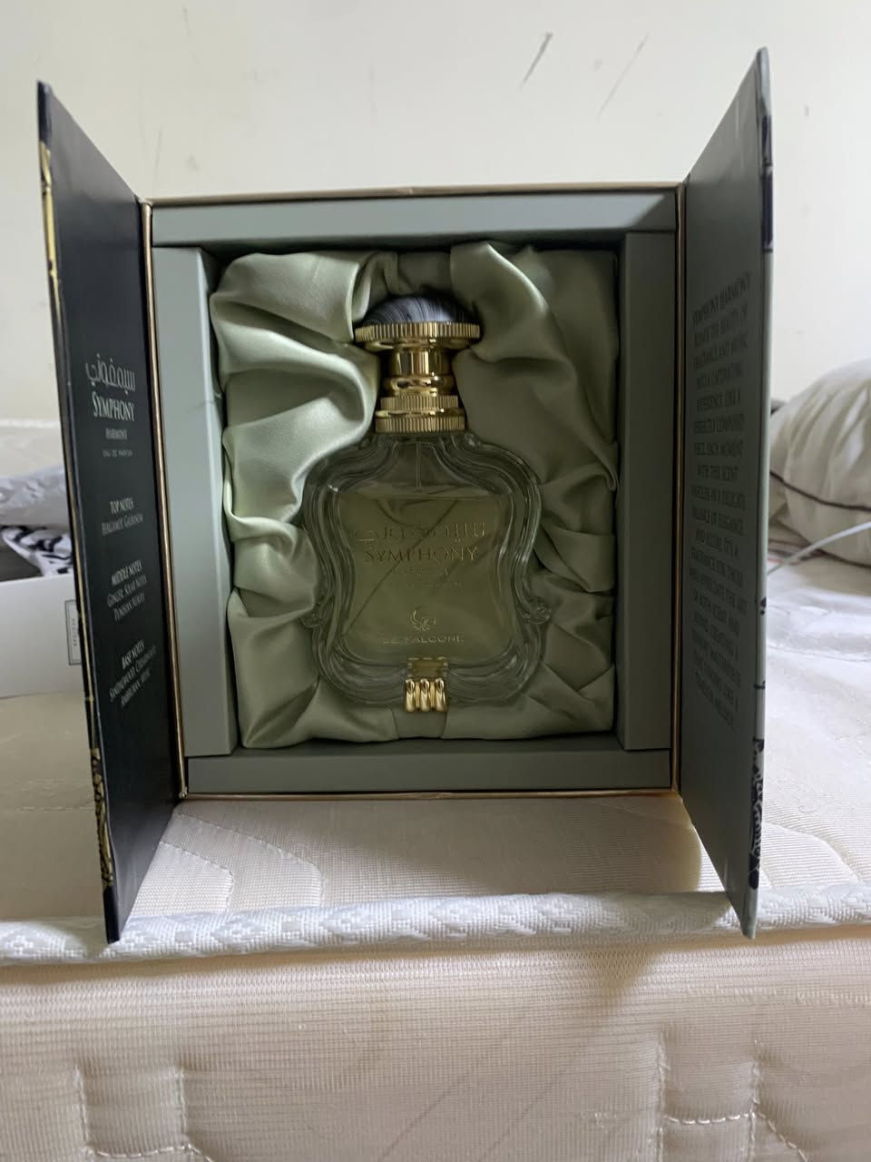 وسيمفوني بسعر وحده ماستخدمه بس 6رشات منه عطر كلششش راقي بس محتاج فلوس 
والوردي كلشش سكسي وراقي الي هو BACCARAT 
والثاني الي هو البني ريحته كلشش حلو فانيله هيج شي بس كلشش طيبه ريحته الي هو ALTHAÏR


**إذا كنت صاحب هذا الإعلان وتريد حذفه لأي سبب، رجاءا أرسل رسالة إلى الدعم الفني**