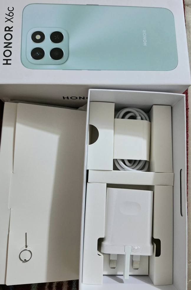 جهازHonor X6c للبيع لبارحة اشتريتا جديد بعده بلصقات شركة جميع ملحقاتة كاملة وياه كفر هديه ولصقة 
العنوان النجف الأشرف

مواصفات جهاز Honor X6c بالتفصيل:
الشاشة: شاشة 6.61 إنش من نوع TFT LCD بدقة 1604×720 بكسل، ومعدل تحديث 120 هرتز لتجربة سلاسة عالية، مع سطوع يصل إلى 1010 شمعة.
المعالج: MediaTek Helio G81 Ultra (ثماني النواة، بتقنية 12 نانومتر).
الذاكرة والتخزين: يتوفر بذاكرة داخلية 128 أو 256 جيجابايت، مع 6 جيجابايت رام أساسية يمكن زيادتها بذاكرة افتراضية.
الكاميرا:
الخلفية: رئيسية بدقة 50 ميجابكسل بفتحة عدسة مدعومة بالذكاء الاصطناعي.
الأمامية: 5 ميجابكسل.
البطارية والشحن: سعة 5300 مللي أمبير، تدعم الشحن السريع بقوة 35 واط (الشاحن مرفق).
نظام التشغيل: أندرويد 15 مع واجهة MagicOS 9.
المميزات الإضافية: زر ذكاء اصطناعي جانبي (AI Button)، مقاومة السقوط (شهادة SGS) ومقاومة رذاذ الماء والغبار بمعيار IP64، ودعم تقنية NFC.
الشبكات: يدعم شبكات الجيل الرابع 4G LTE. النجف, العراق


**إذا كنت صاحب هذا الإعلان وتريد حذفه لأي سبب، رجاءا أرسل رسالة إلى الدعم الفني**