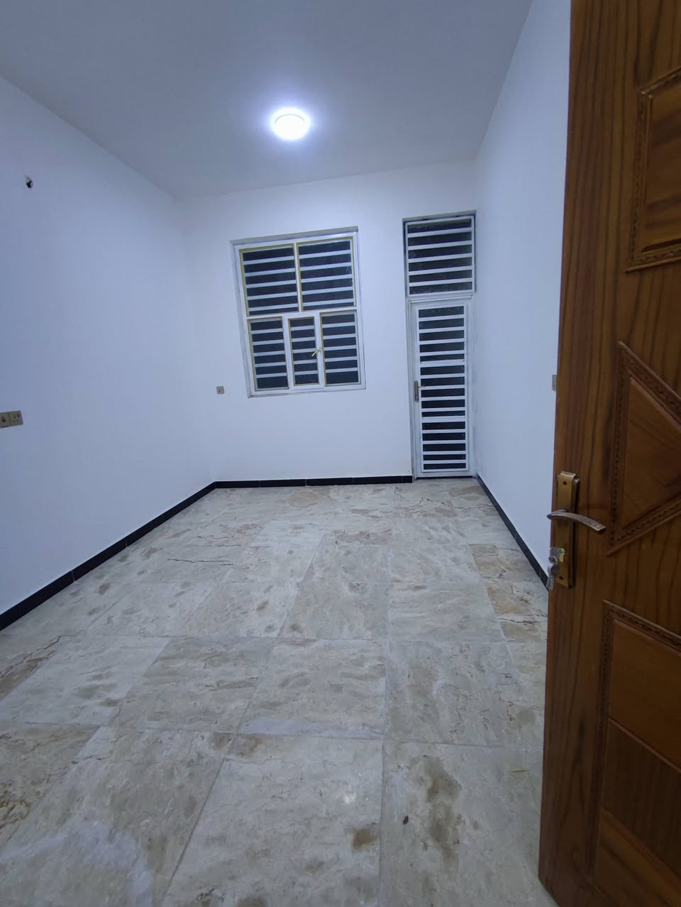 بيت 150 متر طابقين يتكون من 6 غرف نوم
بالاسكان الصناعي النزله الجامع الكبير قرب المجسر
الطابق الأول/ طارمه استقبال وصاله وغرفتين نوم ومطبخ وصحيات داخليه وخارجيه ومنور
الطابق الثاني/ يحتوي على 4 غرف نوم وصاله وصحيات
السعر عليك مراسلتنا واتساب أو اتصال ***********
