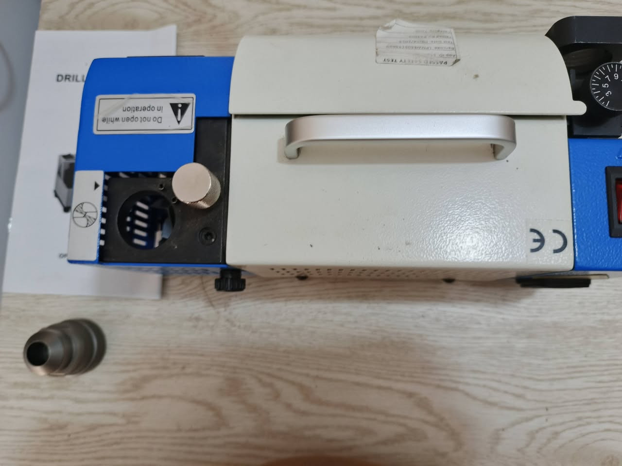 هذه **ماكينة شحذ وتسنين البراين (Drill Bit Sharpener / Grinder)**.
الجزء الظاهر بالصورة هو درج تخزين **الكوليتات (Collets / ER Collets)** المقسمة حسب أقطار وقياسات البراين (من 2-3 ملم إلى 12-13 ملم) التي تُستخدم لتثبيت البرينة بإحكام أثناء عملية الشحذ والتسنين.للاستفسار خاص او واتس اب ‏‪***********‬‏
