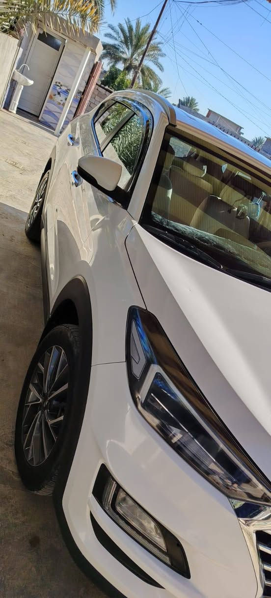 بسم الله الرحمن الرحيم 
سلام عليكم ورحمه الله وبركاته هونداي توسان موديل 19 مواصفات كوري 
خمسه عدسات 
تشغيل عن بعد 
سنويا ه لحد 29
تحكم استيرن جهتين 
كروس سرعة مع نظام ترحيب 
مرايا شفط بصمة ابواب
وضعيات قياده شحن واير ليس ثلاجه باجكمجه تواصل مع موبايل واتساب 
***********
*********** كركوك, العراق
