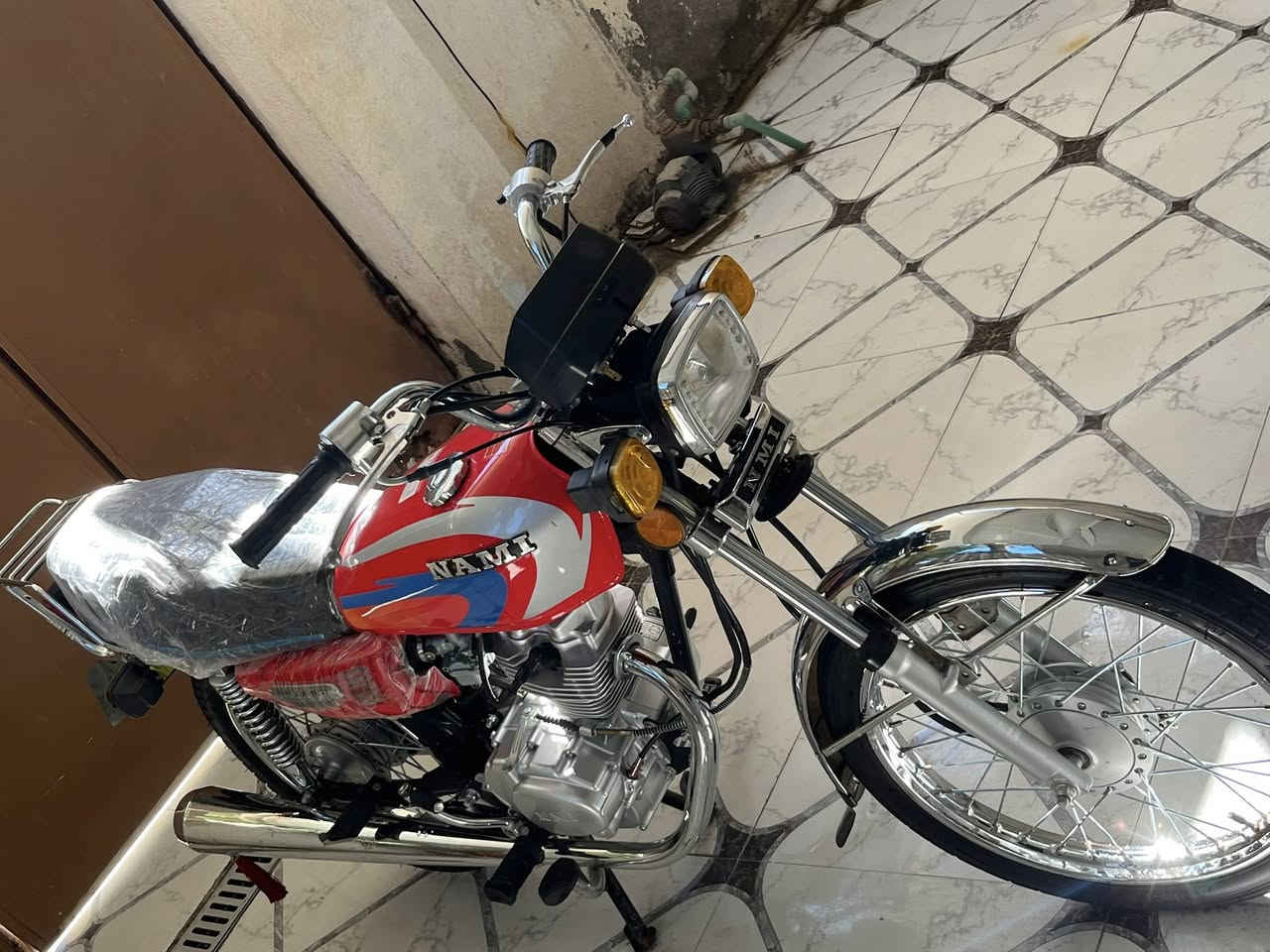 سلام عليكم دراجه ايرانيه للبيع مديل 25 بدون أوراق وصل مكاتبه مكفوله من العشاير دراجه 
ما مفتوحه بعده جديده كهرباء كله شغاله إيراني اصلي تجي وتشوف بعينك سعره مليون و١٠٠ وبيه مجال مكاني ميسان مغربه رقمي***********. وبالخدمه🩷
