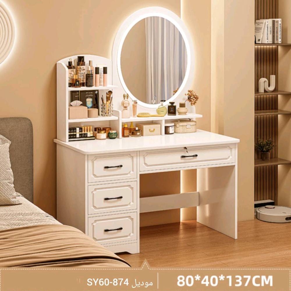 ميز تواليت أنيق وعصري، يتميز باللون الأبيض الجذاب ومزود بمرآة مضيئة تبرز التصميم الجمالي للمكان. يأتي بموديلين: SY60-873 وSY60-874، يمتازان بمساحة تخزين جيدة بفضل الأدراج والأرفف المتعددة، مما يجعله مناسبًا لتنظيم مستلزمات التجميل والعناية الخاصة بك. مقاس الميز 80*40*137 سم، مصنوع بمواد ذات جودة عالية لتضمن لك متانة طويلة الأمد.