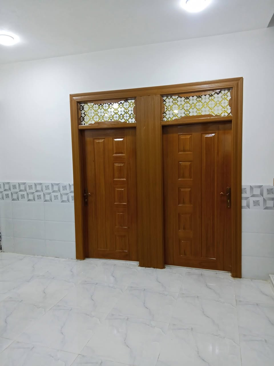 سلام عليكم  100متر لليجارعندي يحتوي على غرفتين او صاله وستقبال بناء طابوك صب كونكريت  شارع المطار جديد بشارع علكم بشارع حاتم الخير نهايت المقرنص لكدام شويه ***********
