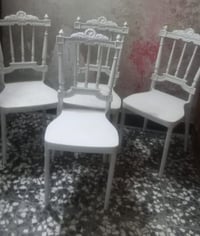 ميز • ٤ كراسي • نضاف