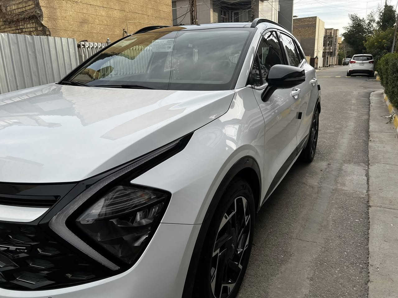 كيا سبورتج خليجي موديل 2023 GT  فول مواصفات بانوراما بصمة محرك 2000 تبريد قطعتين كشنات جلد تدفئة تبريد تشغيل عن بعد حساس امامي خلفي شاحنة لاسلكي صندوق كهرباء السبير مانازل شاشة كبيرة  السيارة مكفولة من الصبغ والبارد ماشية 45 الف السعر 237 مكان السيارة بغداد تلفون ***********
